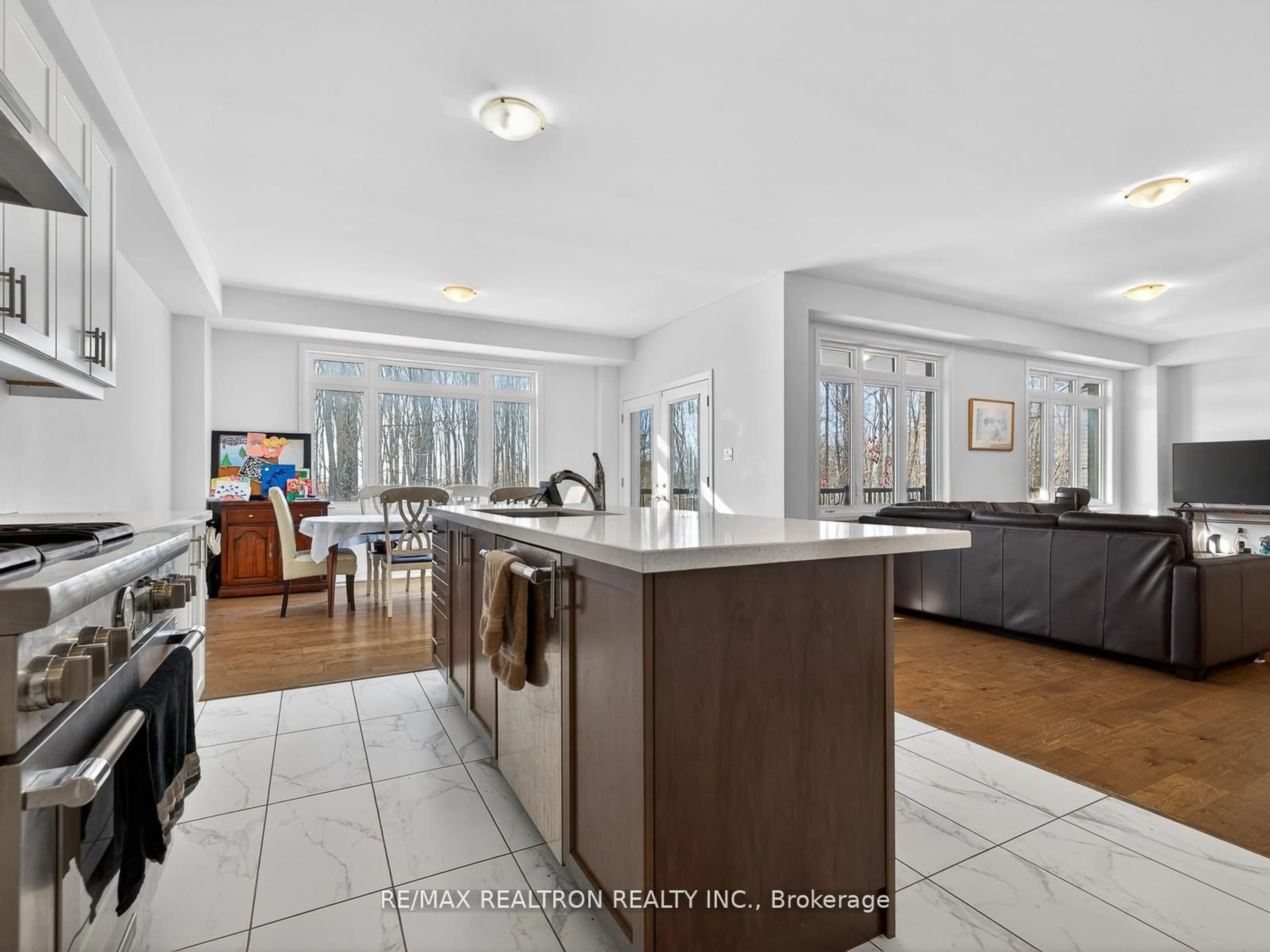 Open concept kitchen, ceramic/tile floor for 27 Franklin Tr, Barrie Ontario L9J 0J1