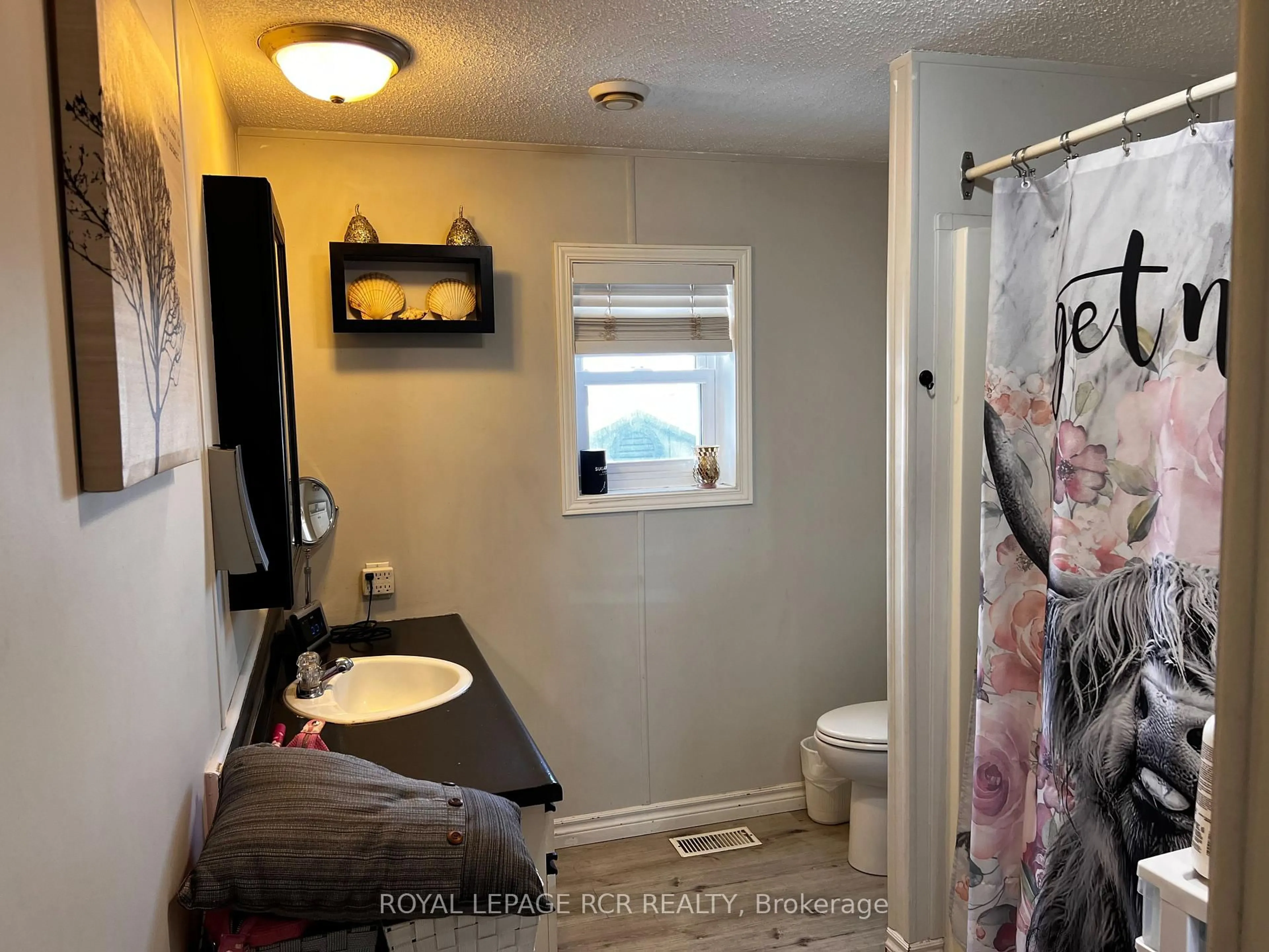 Standard bathroom, ceramic/tile floor for 4122 Evergreen Terr, Severn Ontario L3V 6H4