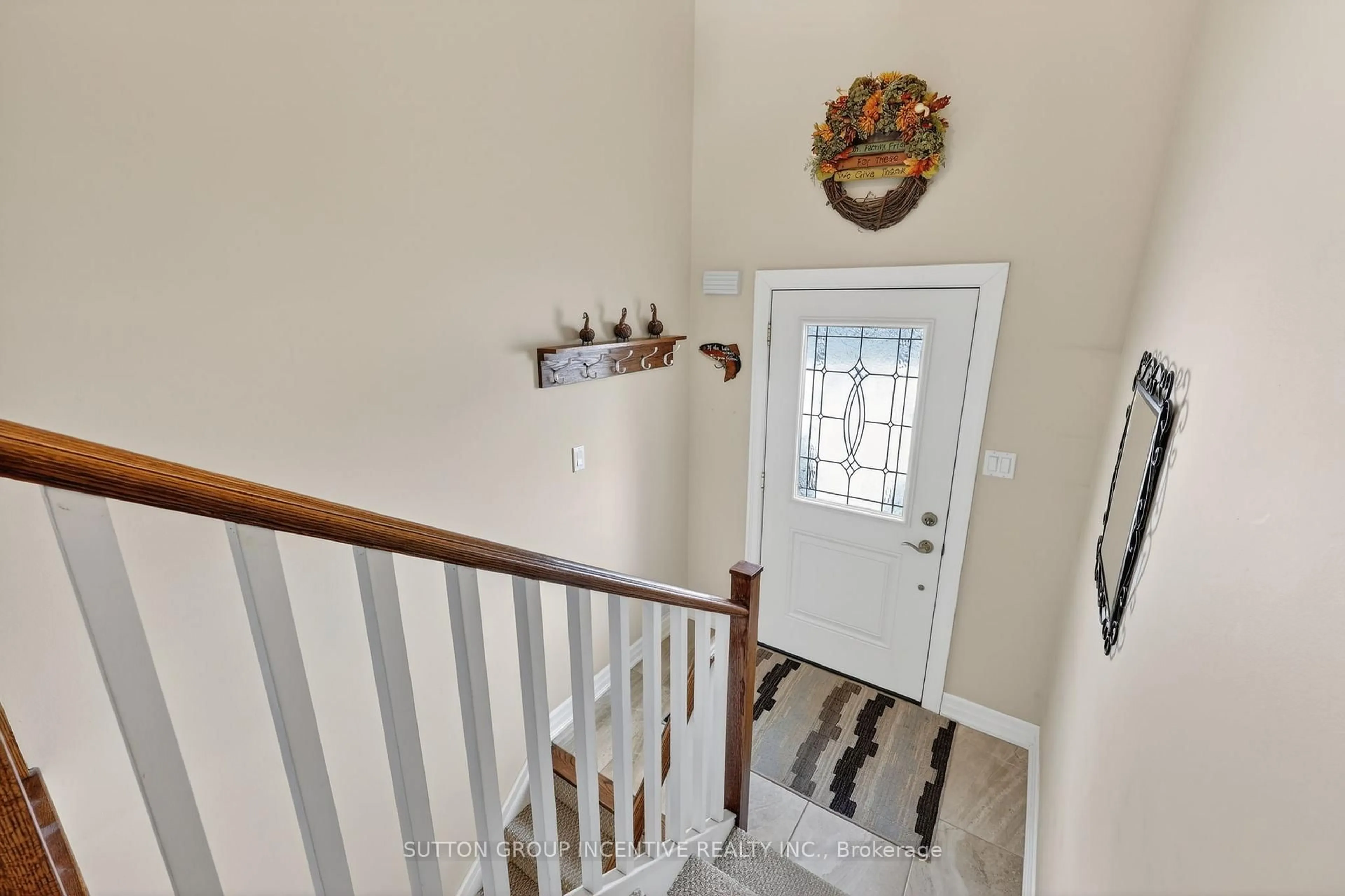 Indoor entryway for 230 Edgehill Dr, Barrie Ontario L4N 7X1