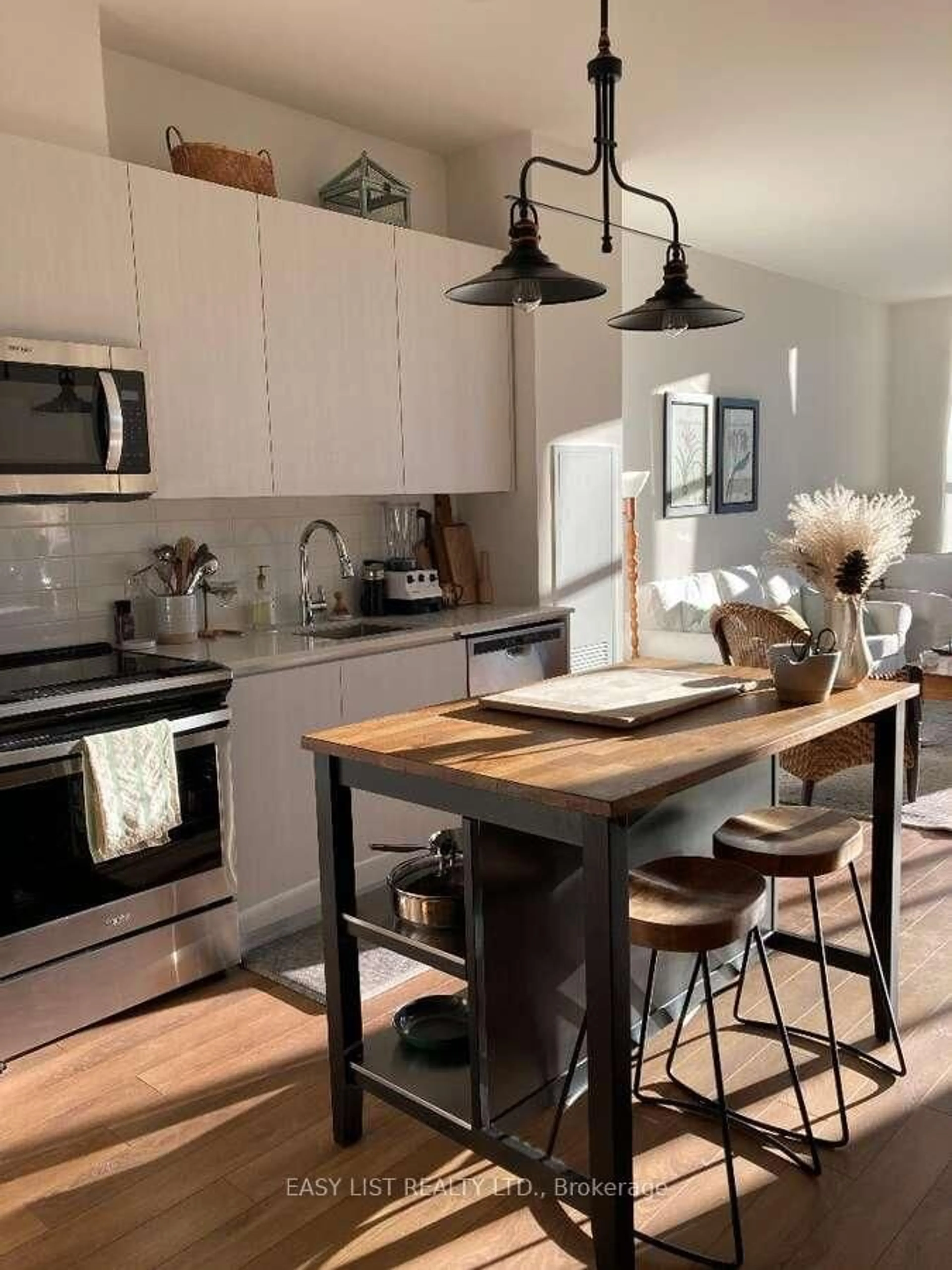 Open concept kitchen, wood/laminate floor for 21 Matchedash St #316, Orillia Ontario L3V 4W4