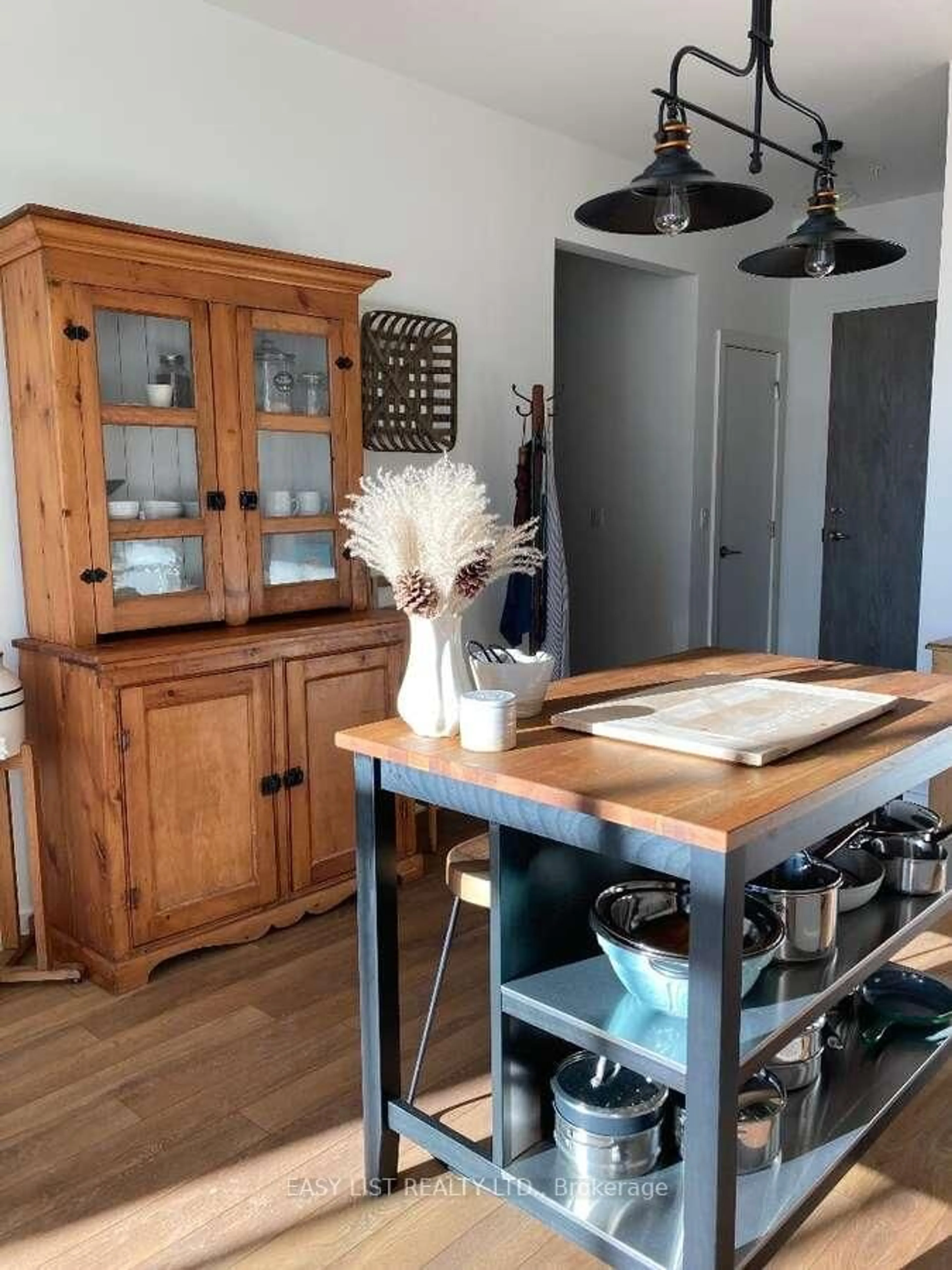 Open concept kitchen, wood/laminate floor for 21 Matchedash St #316, Orillia Ontario L3V 4W4