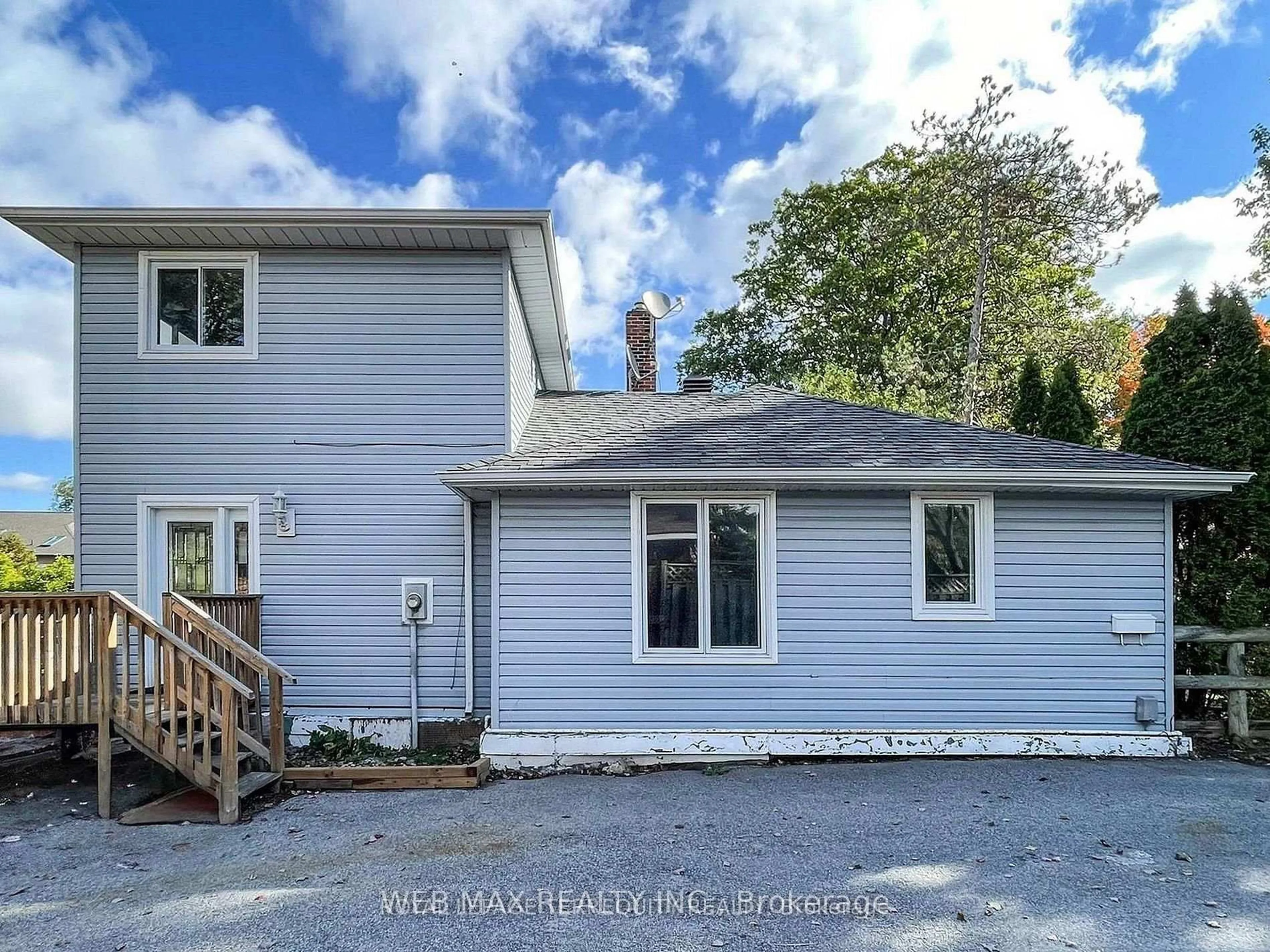 A pic from outside/outdoor area/front of a property/back of a property/a pic from drone, unknown for 40 Brennan Ave, Barrie Ontario L4N 3X3