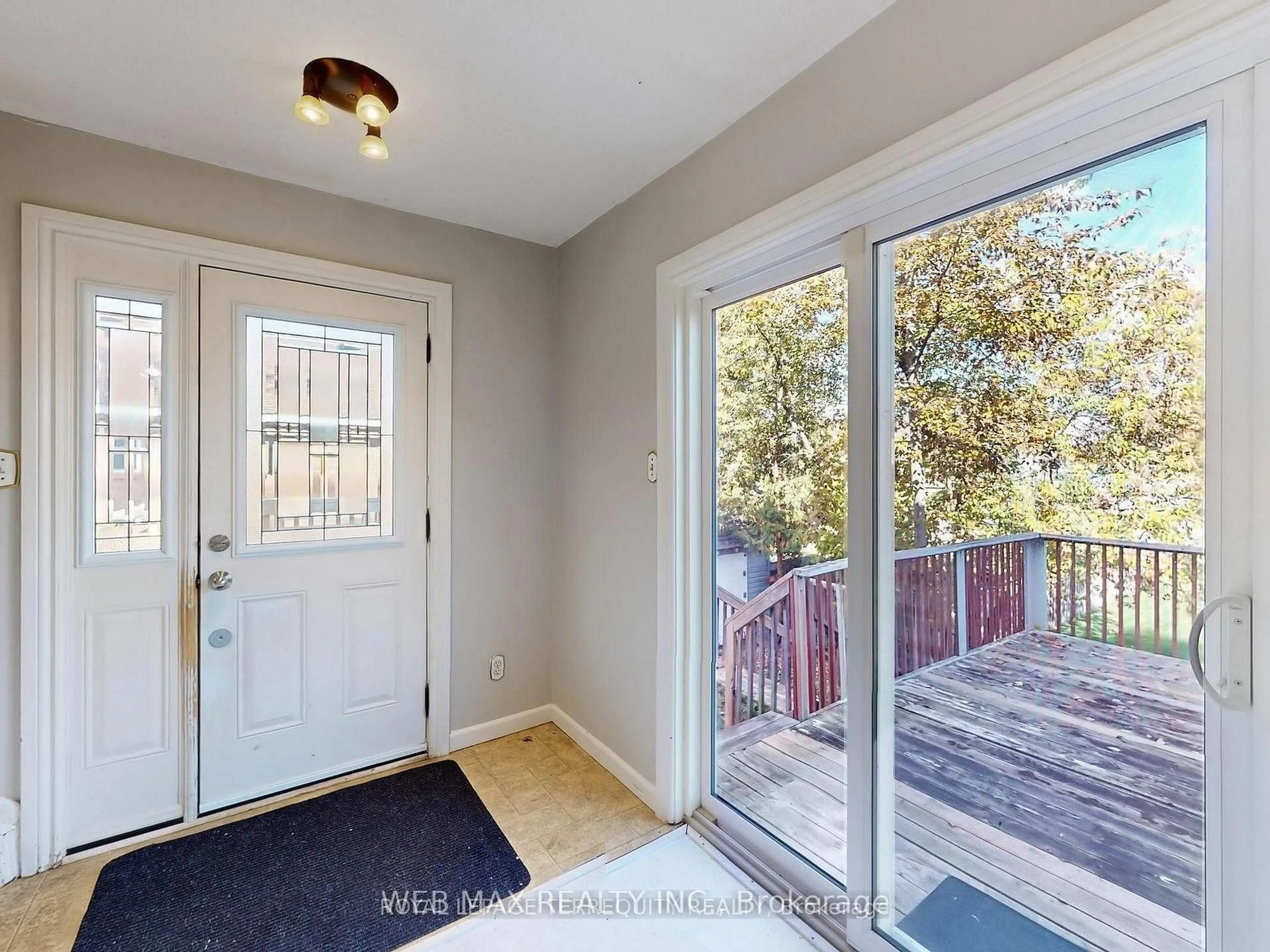 Indoor entryway for 40 Brennan Ave, Barrie Ontario L4N 3X3