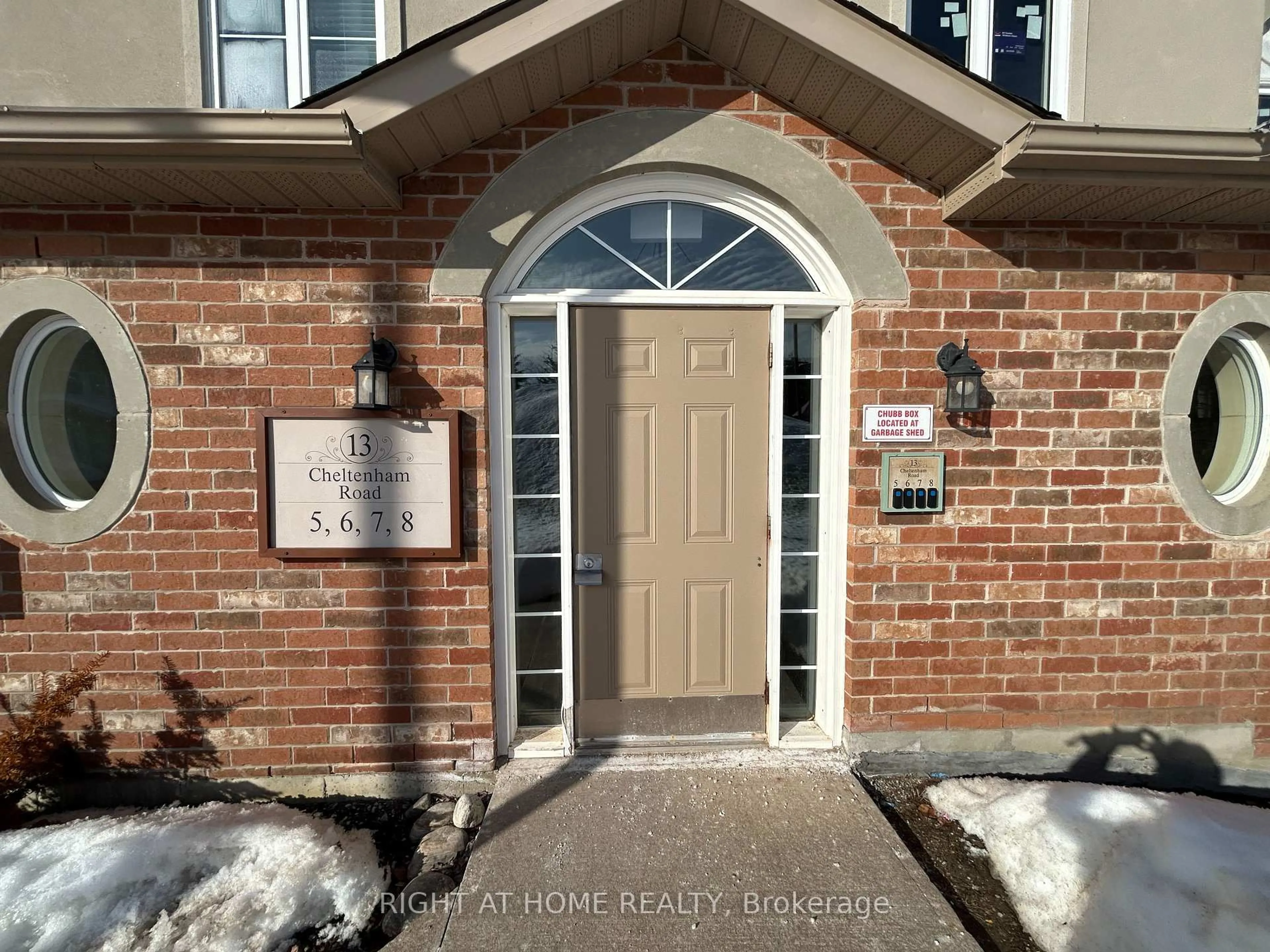 Indoor entryway for 13 Cheltenham Rd #5, Barrie Ontario L4M 0E3