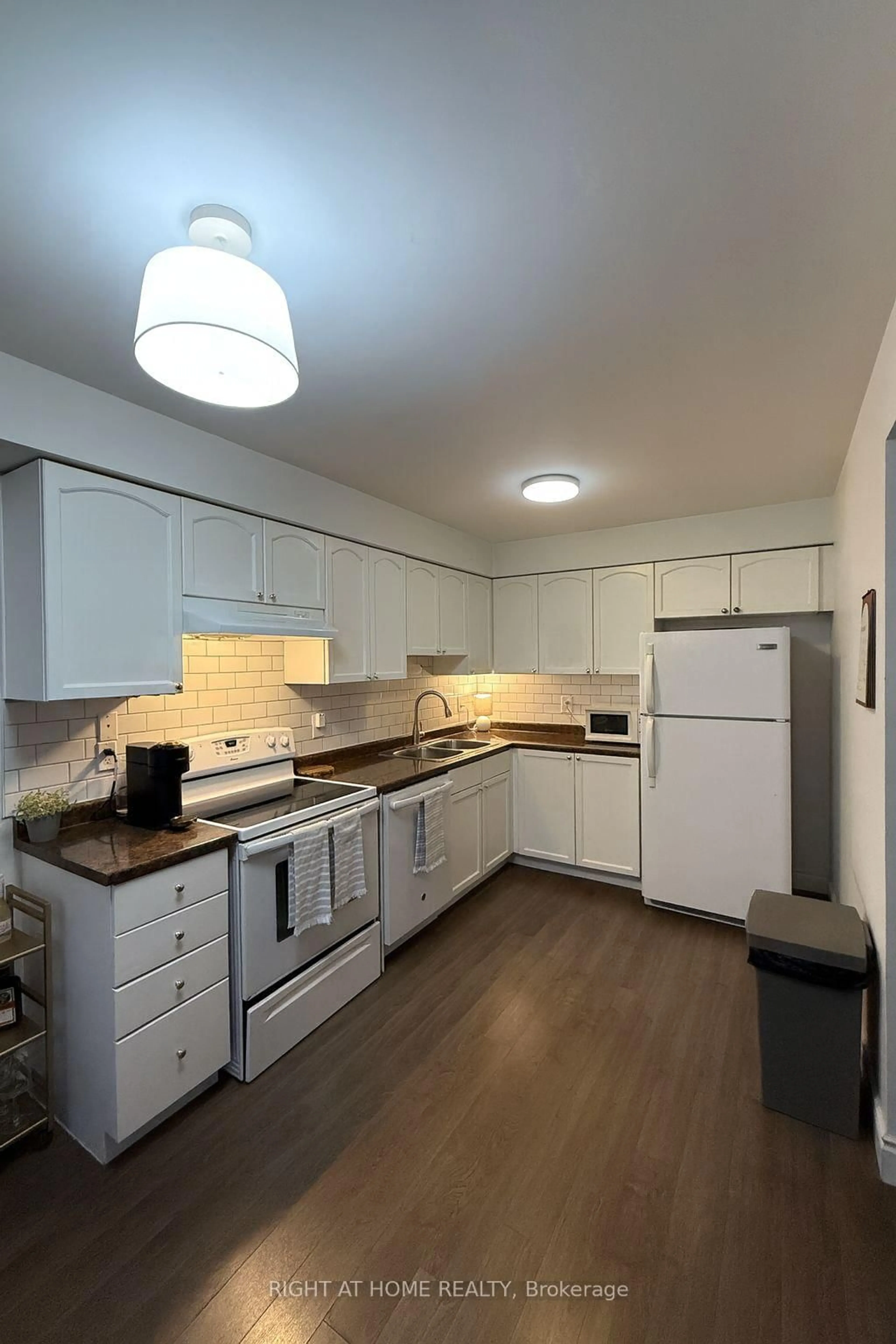 Standard kitchen, unknown for 13 Cheltenham Rd #5, Barrie Ontario L4M 0E3