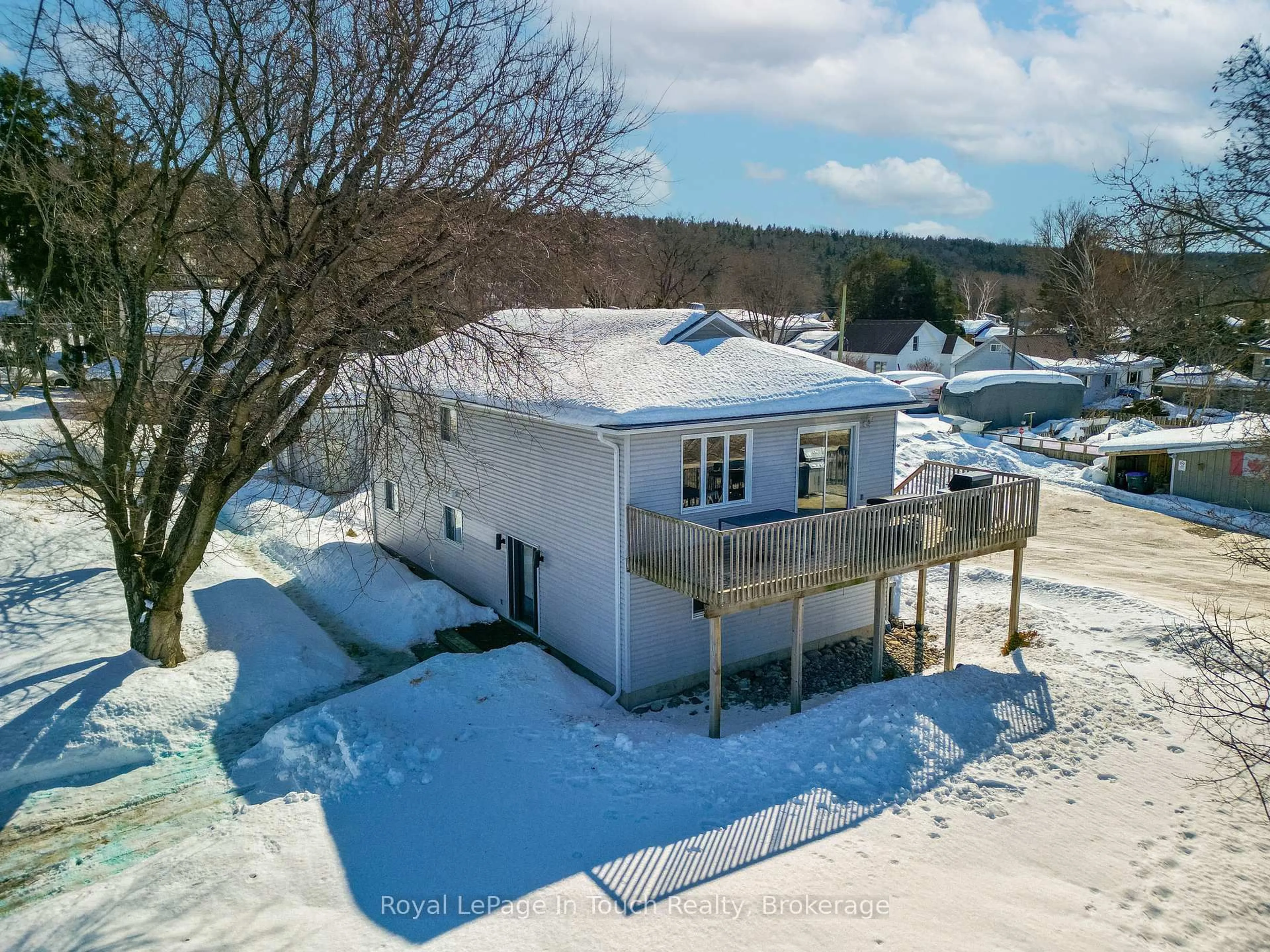 A pic from outside/outdoor area/front of a property/back of a property/a pic from drone, building for 108 Robert St, Penetanguishene Ontario L9M 1P1