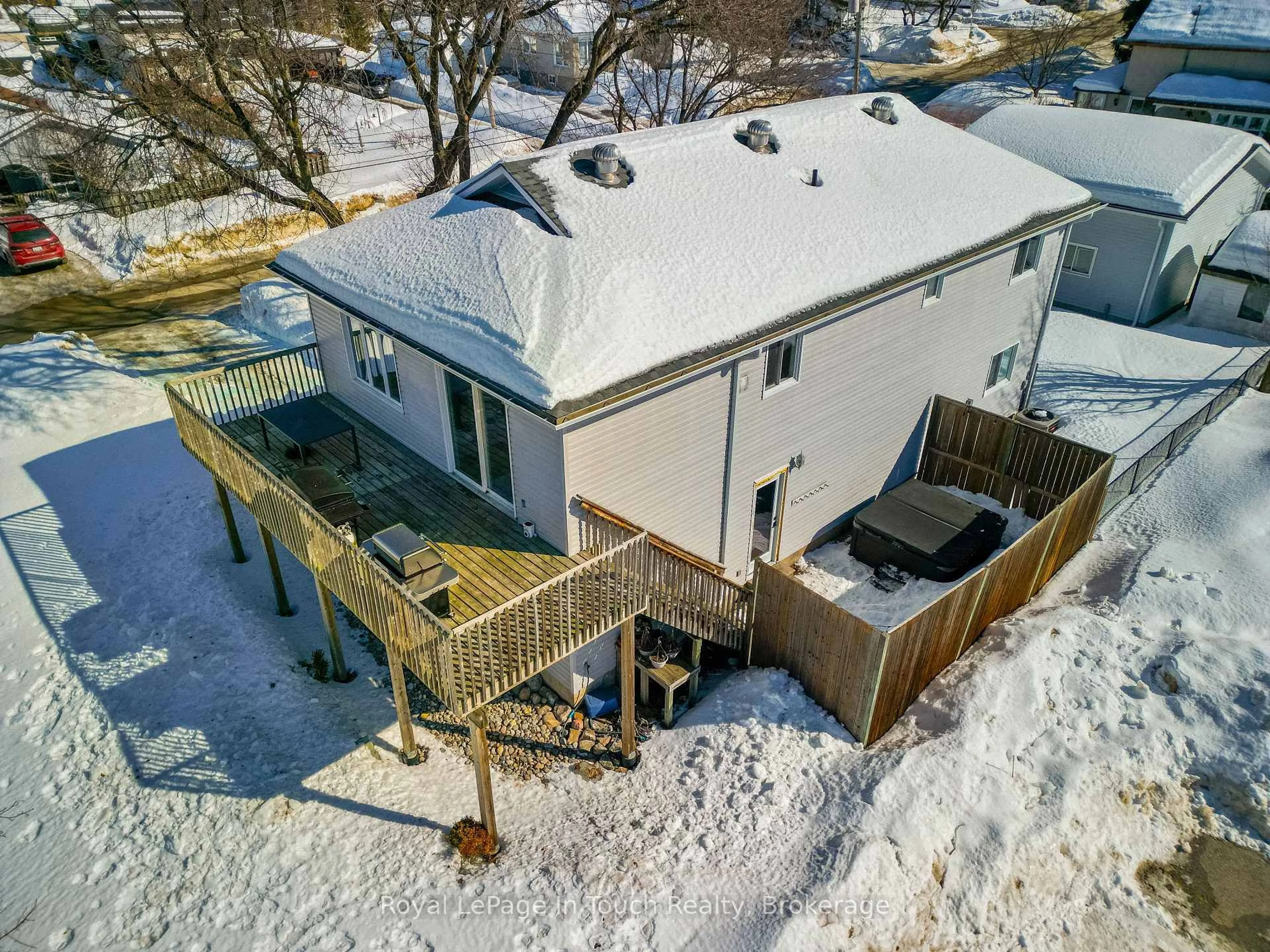 A pic from outside/outdoor area/front of a property/back of a property/a pic from drone, unknown for 108 Robert St, Penetanguishene Ontario L9M 1P1