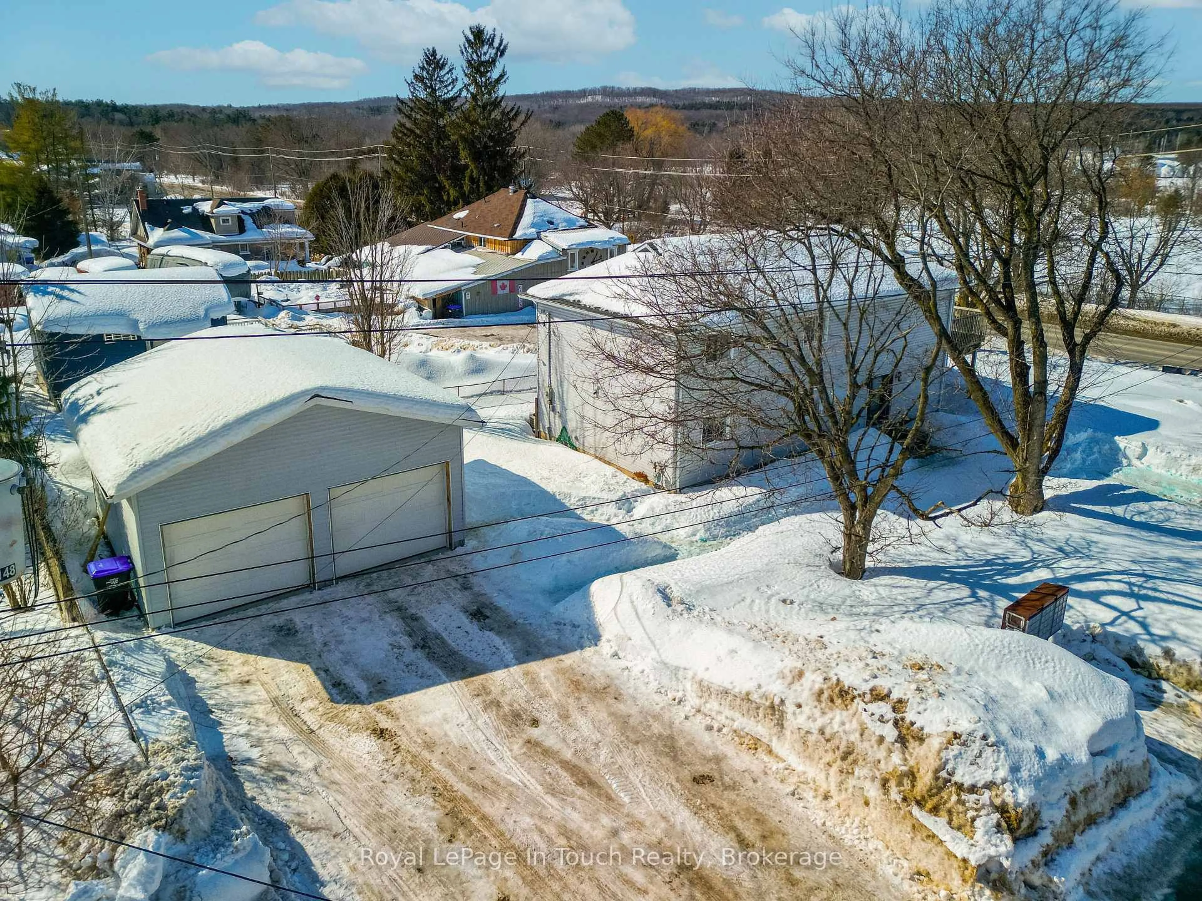 A pic from outside/outdoor area/front of a property/back of a property/a pic from drone, unknown for 108 Robert St, Penetanguishene Ontario L9M 1P1