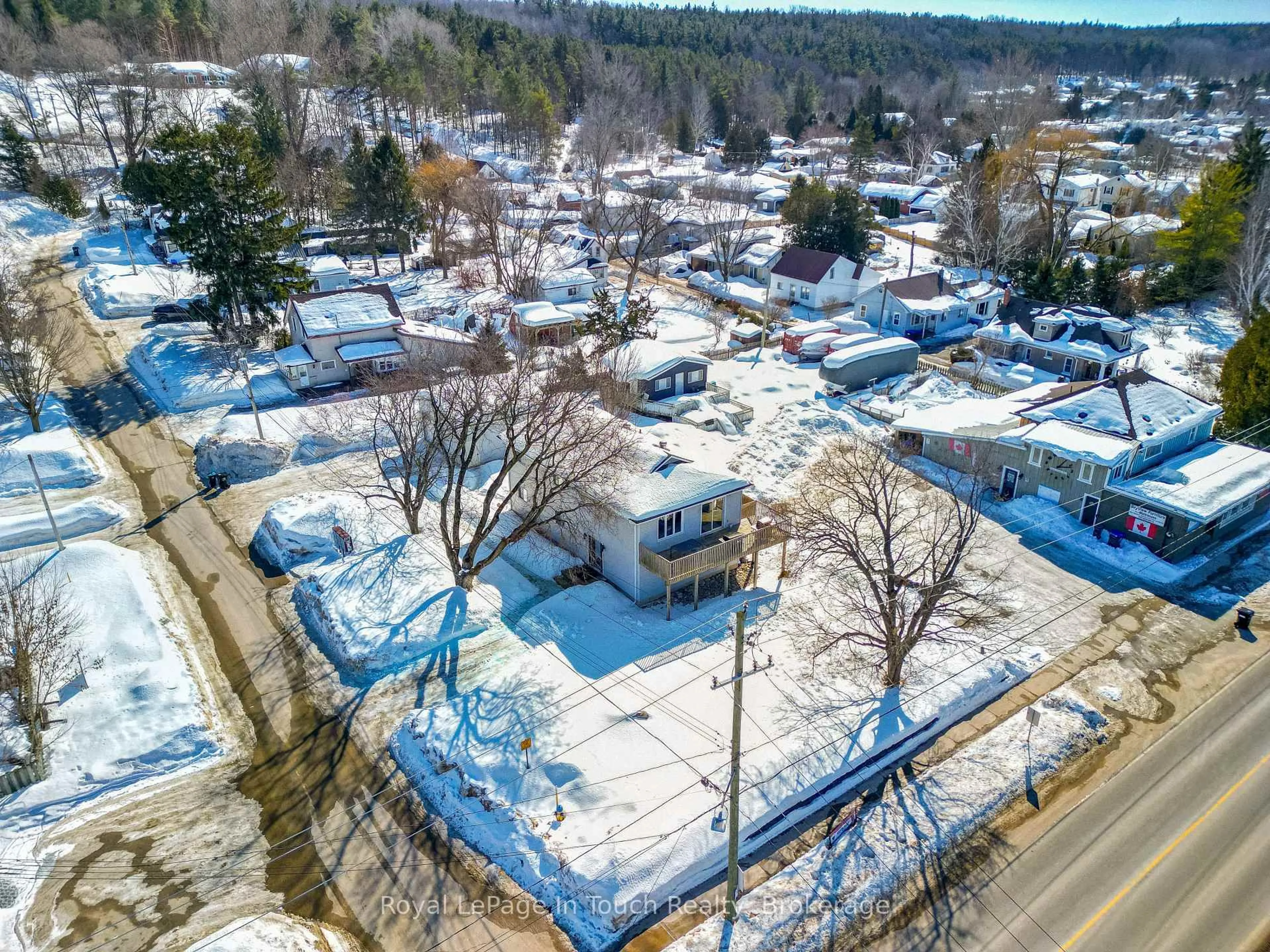 A pic from outside/outdoor area/front of a property/back of a property/a pic from drone, street for 108 Robert St, Penetanguishene Ontario L9M 1P1