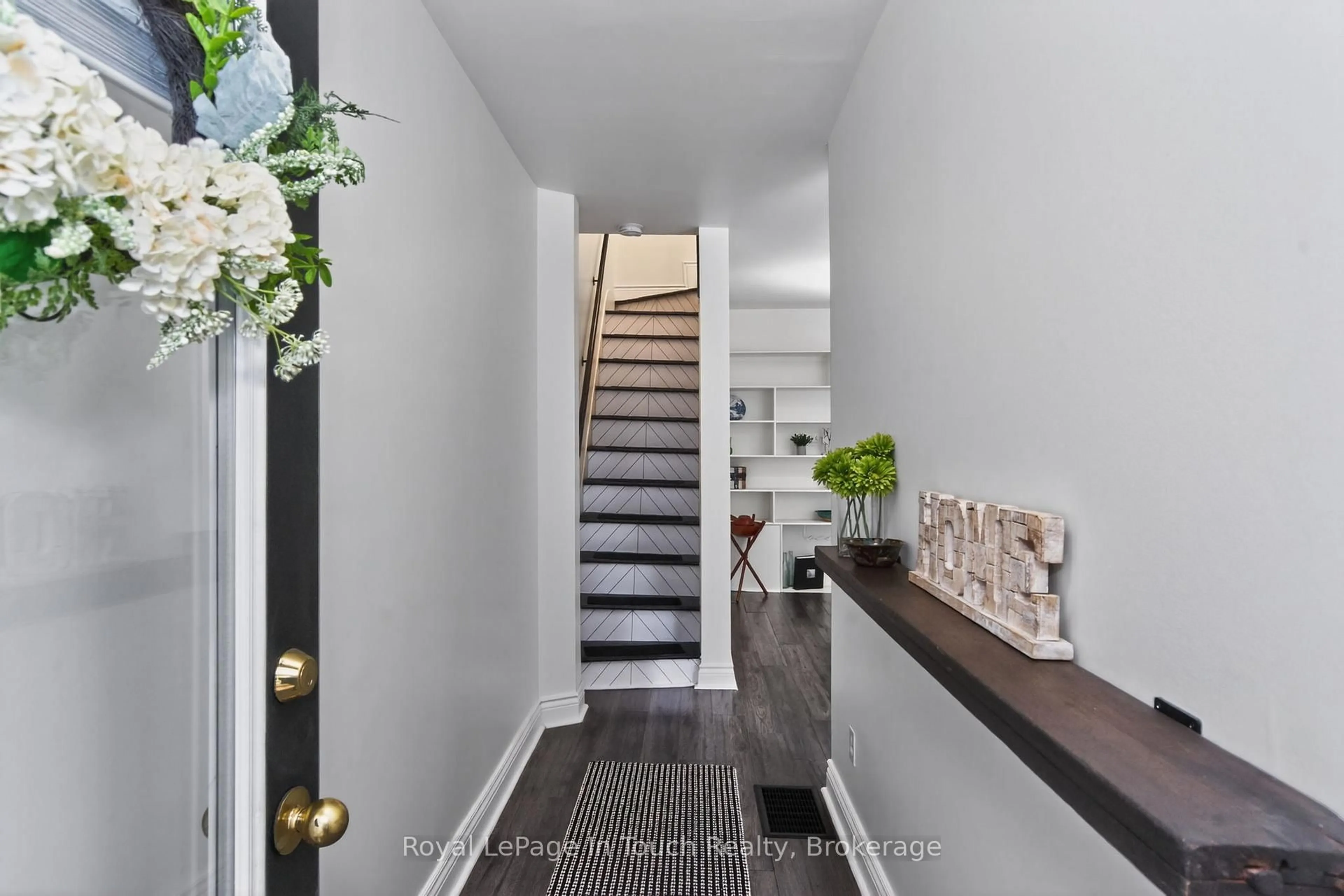 Indoor entryway for 330 Third St, Midland Ontario L4R 3S7