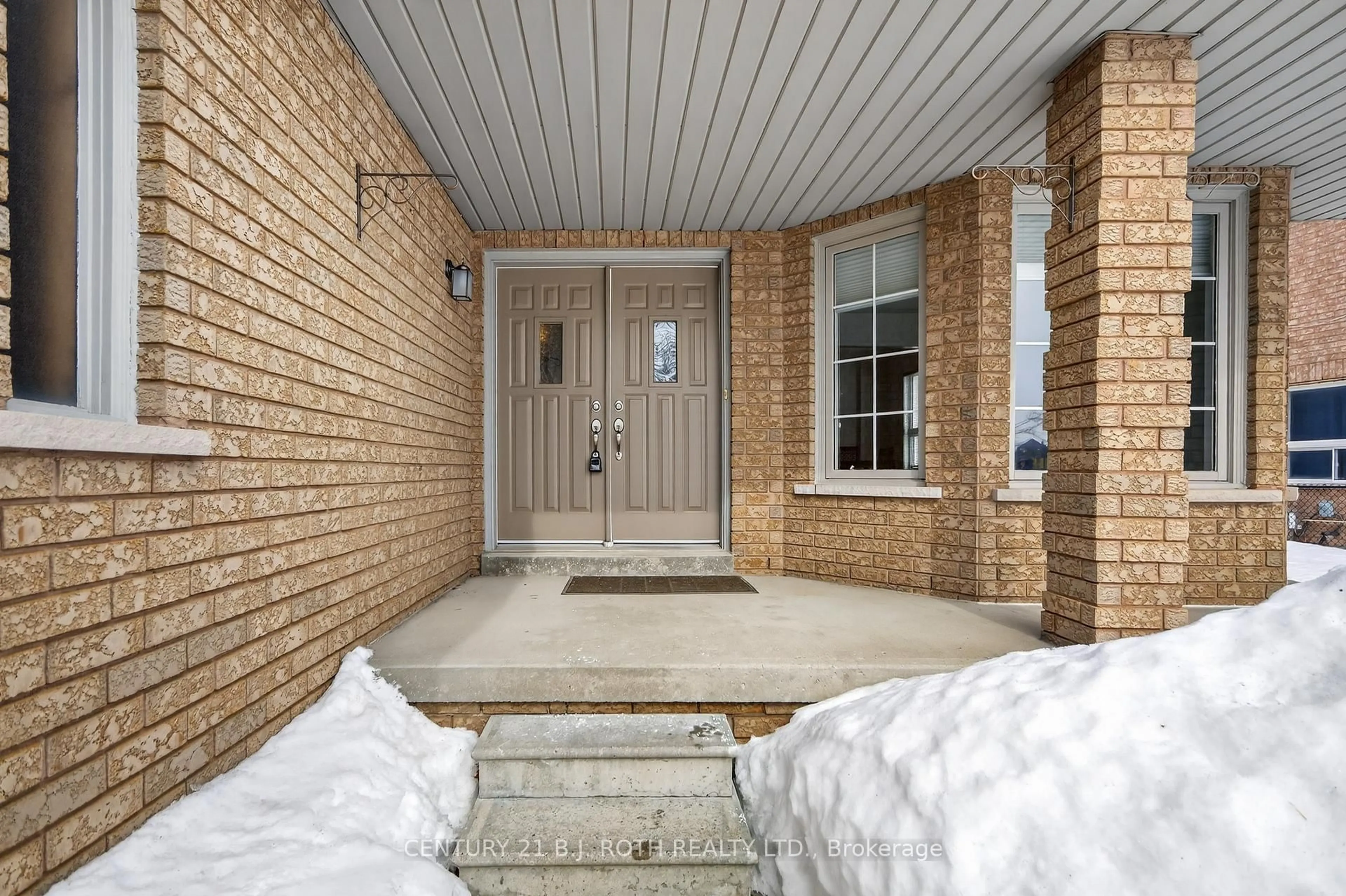 Indoor entryway for 400 Cundles Rd, Barrie Ontario L4N 7C7