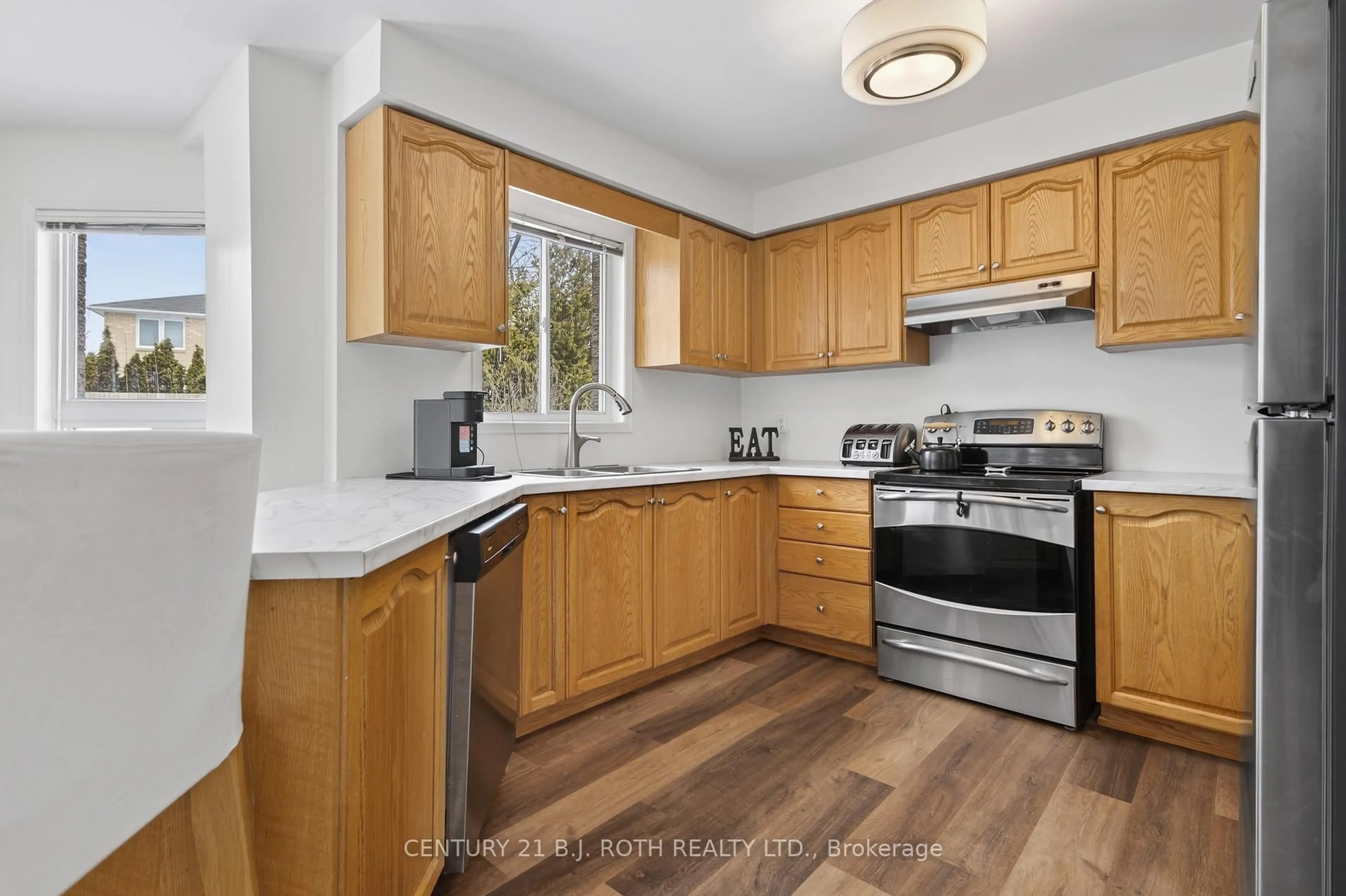 Standard kitchen, unknown for 400 Cundles Rd, Barrie Ontario L4N 7C7