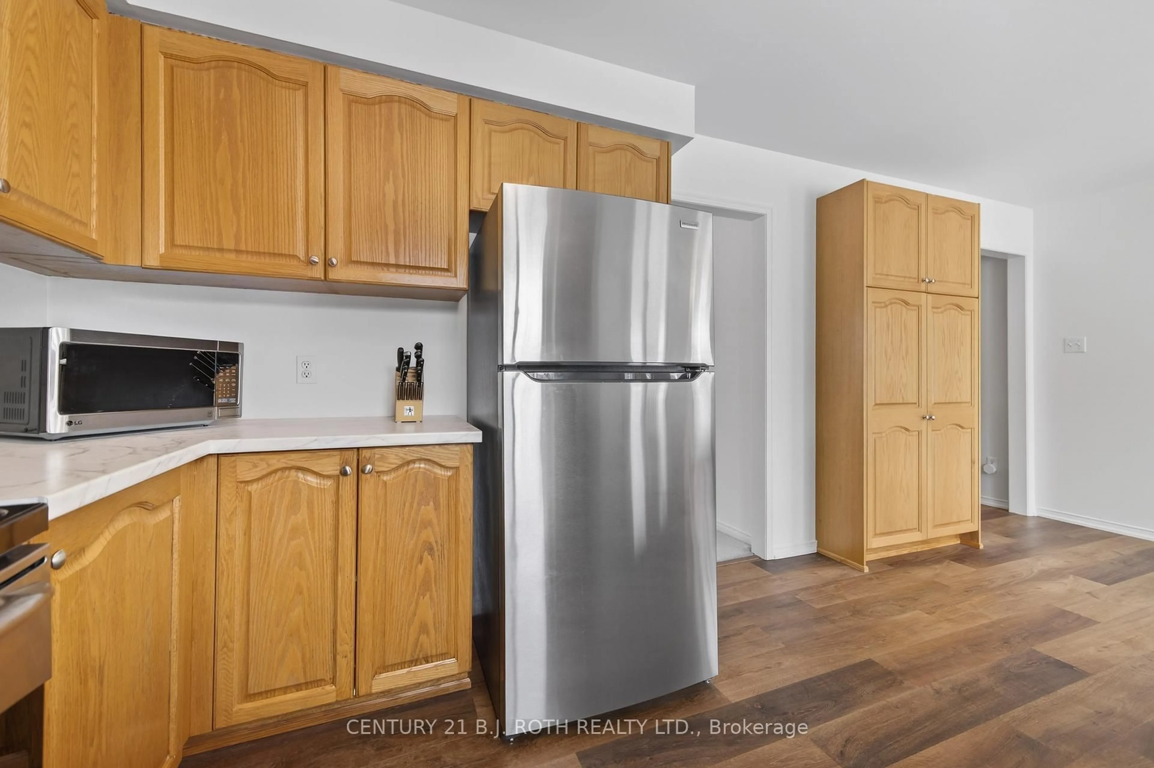 Standard kitchen, wood/laminate floor for 400 Cundles Rd, Barrie Ontario L4N 7C7