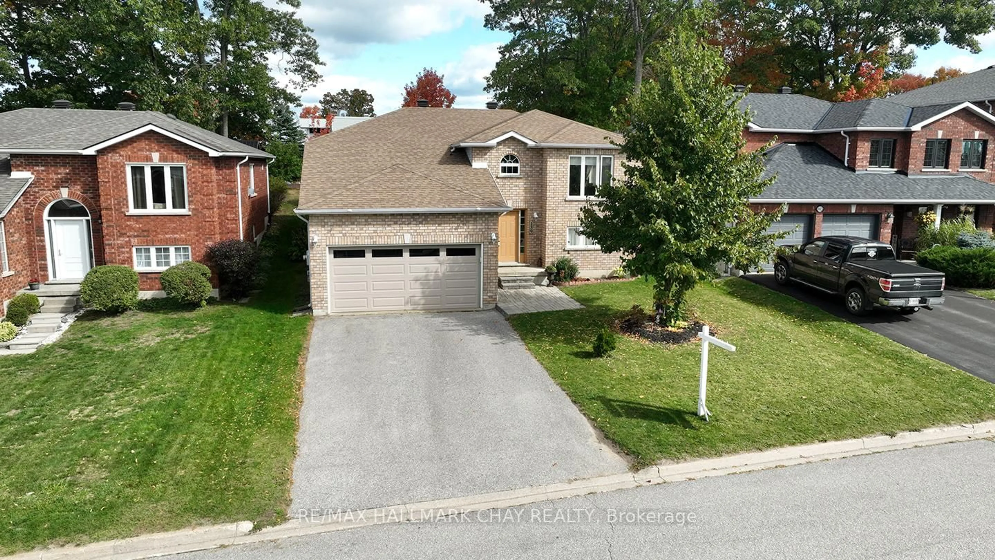 A pic from outside/outdoor area/front of a property/back of a property/a pic from drone, street for 139 WAWINET St, Midland Ontario L4R 5A9