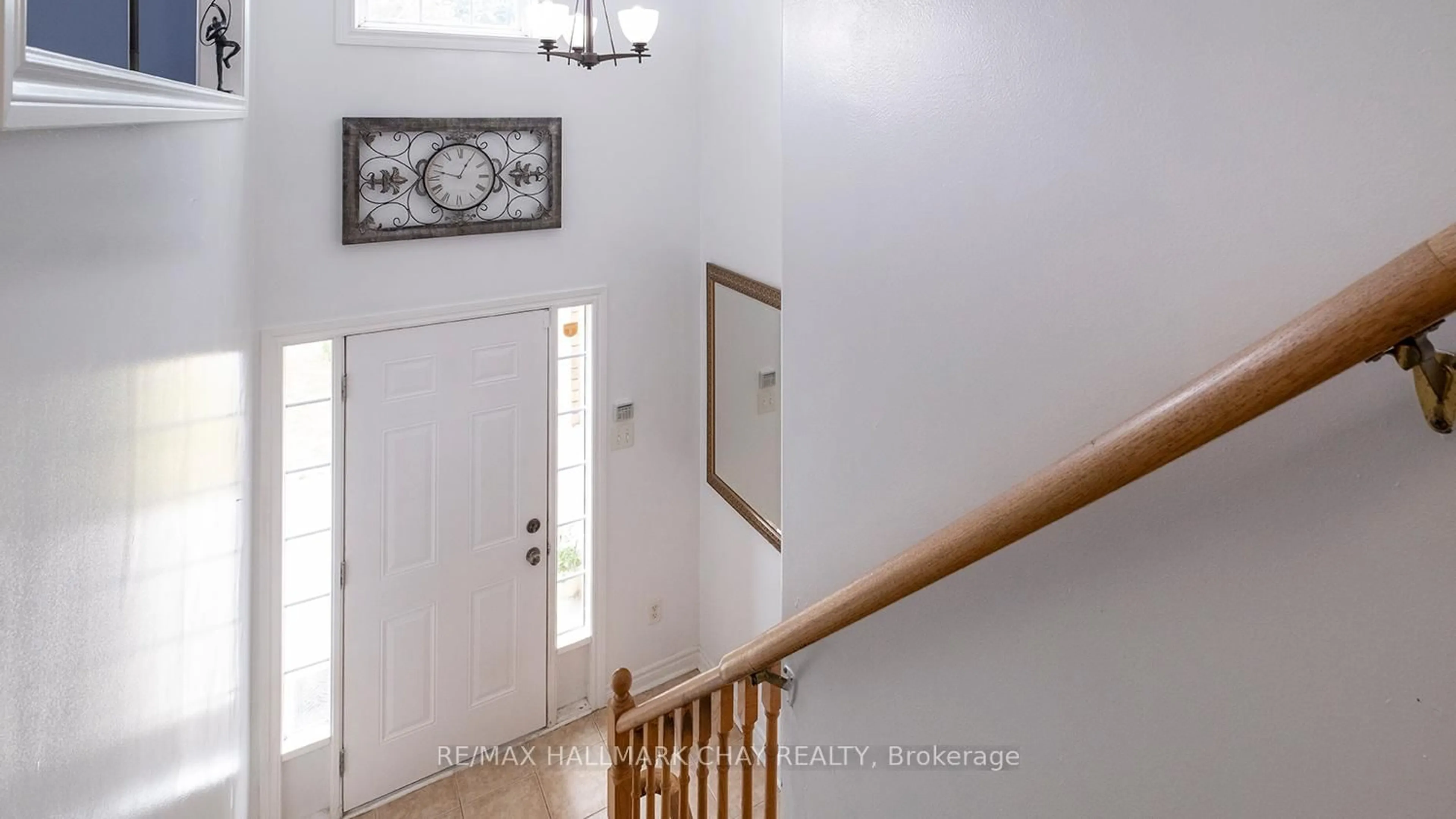 Indoor entryway for 139 WAWINET St, Midland Ontario L4R 5A9
