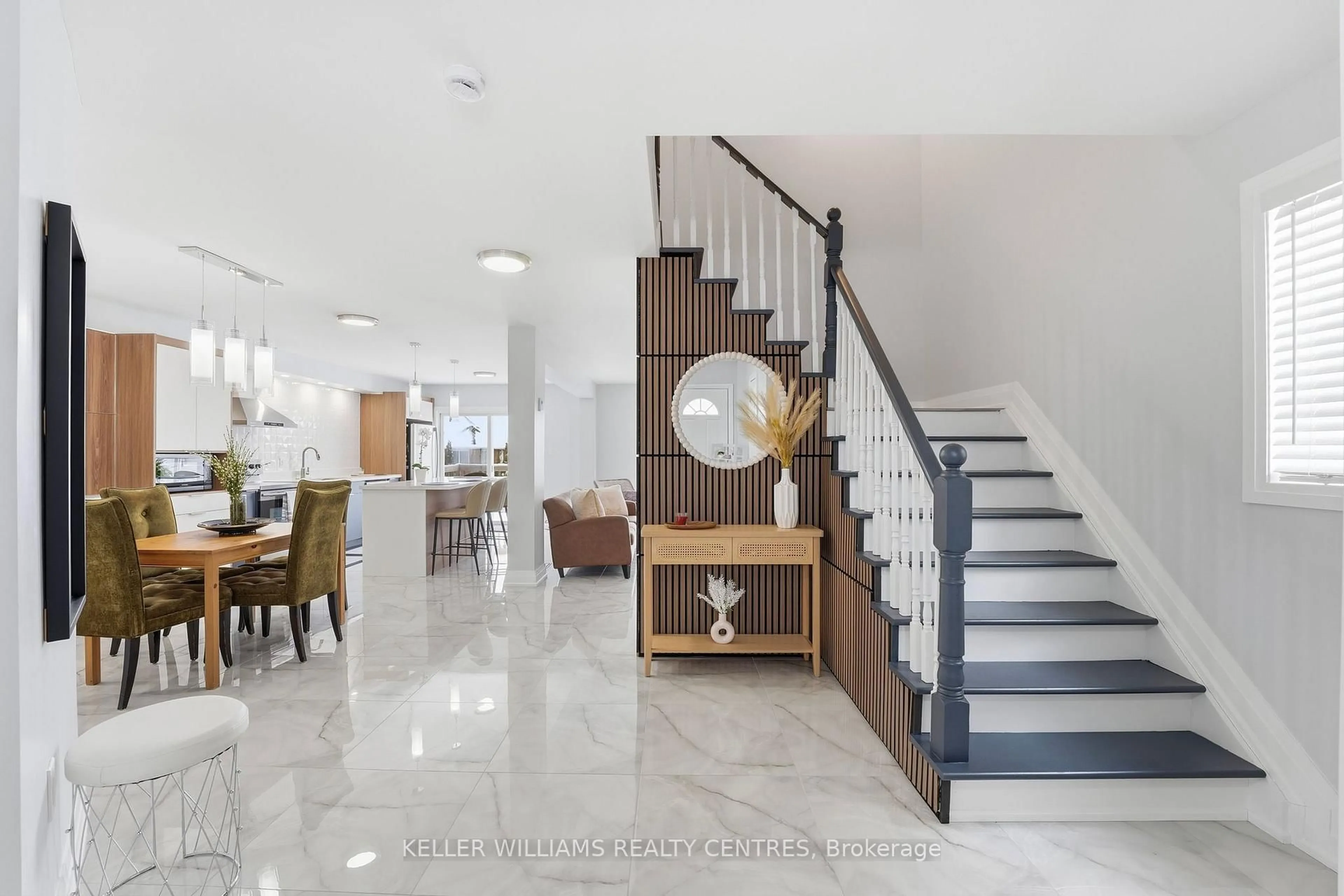 Indoor foyer for 28 Glenhill Dr, Barrie Ontario L4N 5X6