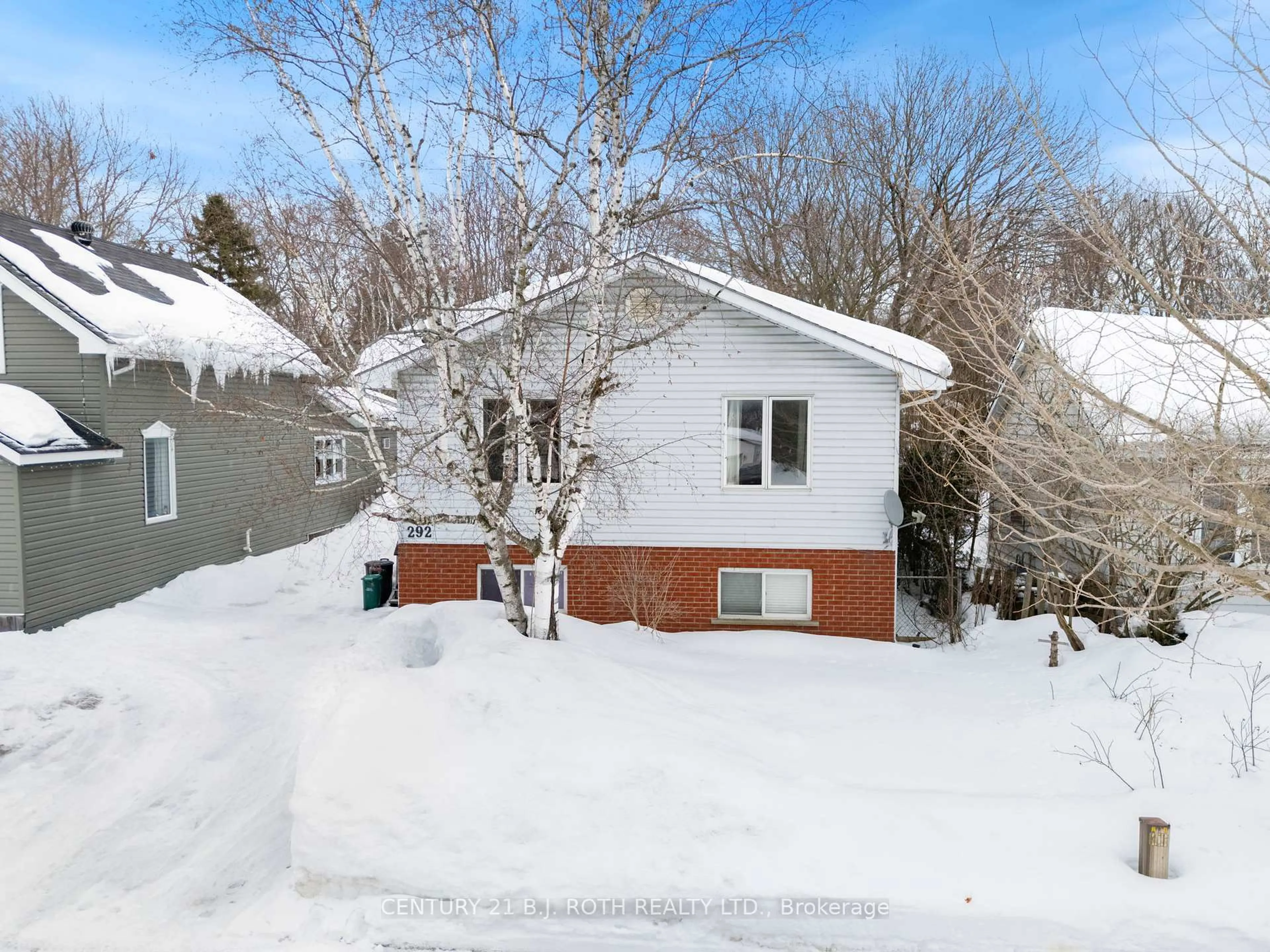 A pic from outside/outdoor area/front of a property/back of a property/a pic from drone, street for 292 MILLARD St, Orillia Ontario L3V 4H3
