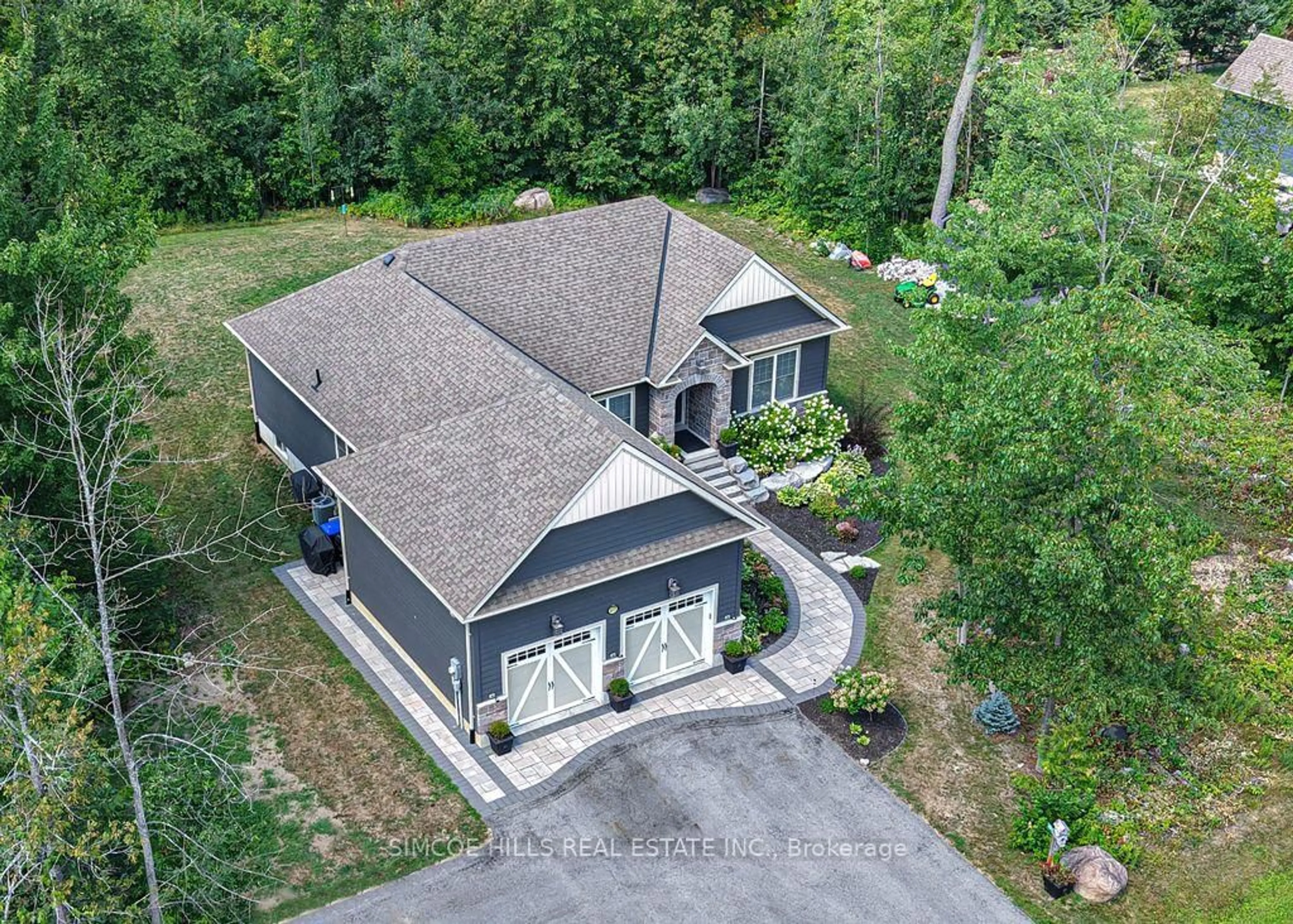 A pic from outside/outdoor area/front of a property/back of a property/a pic from drone, unknown for 2117 ELANA Dr, Severn Ontario L3V 0C1