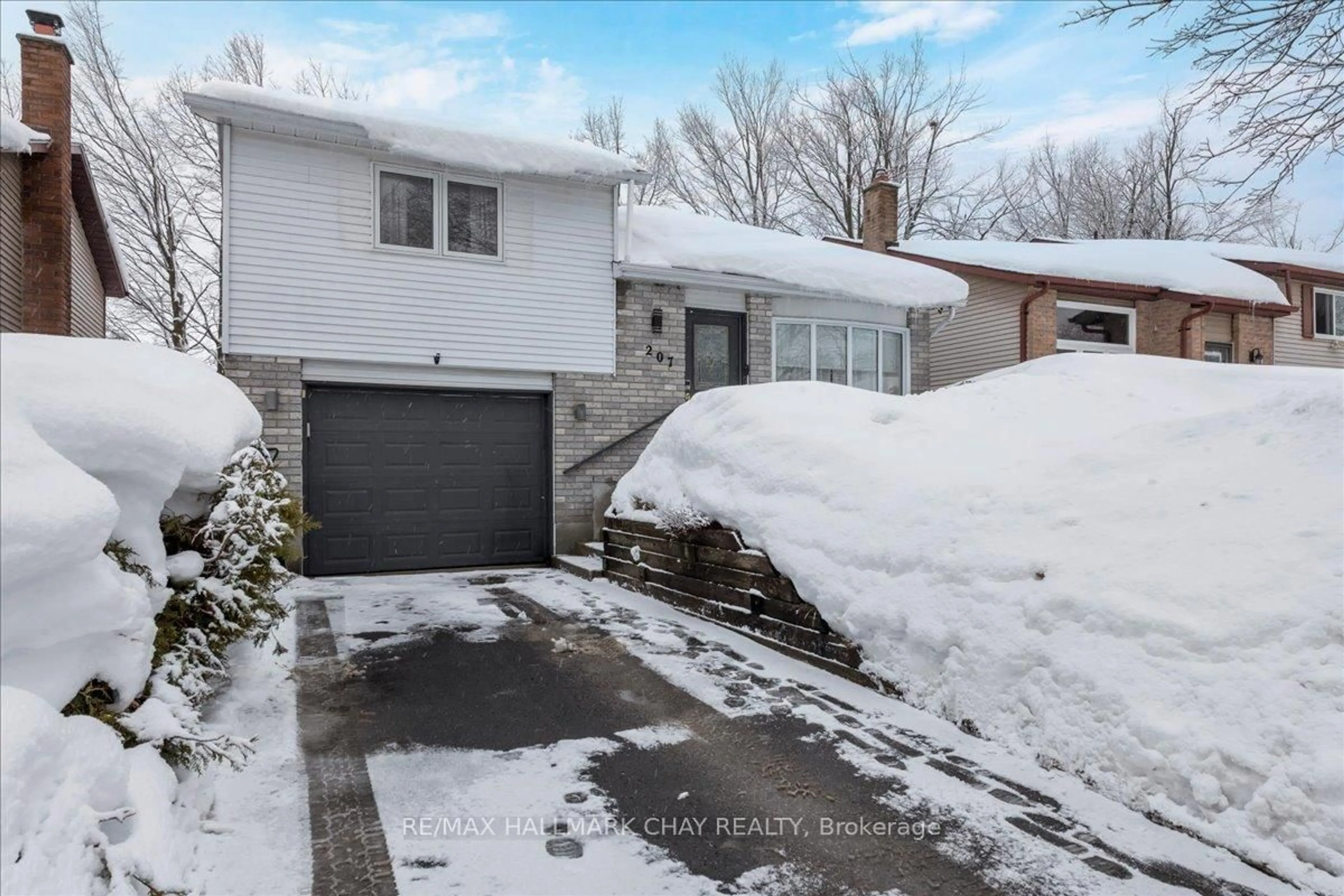 A pic from outside/outdoor area/front of a property/back of a property/a pic from drone, street for 207 Burns Circ, Barrie Ontario L4N 6A5