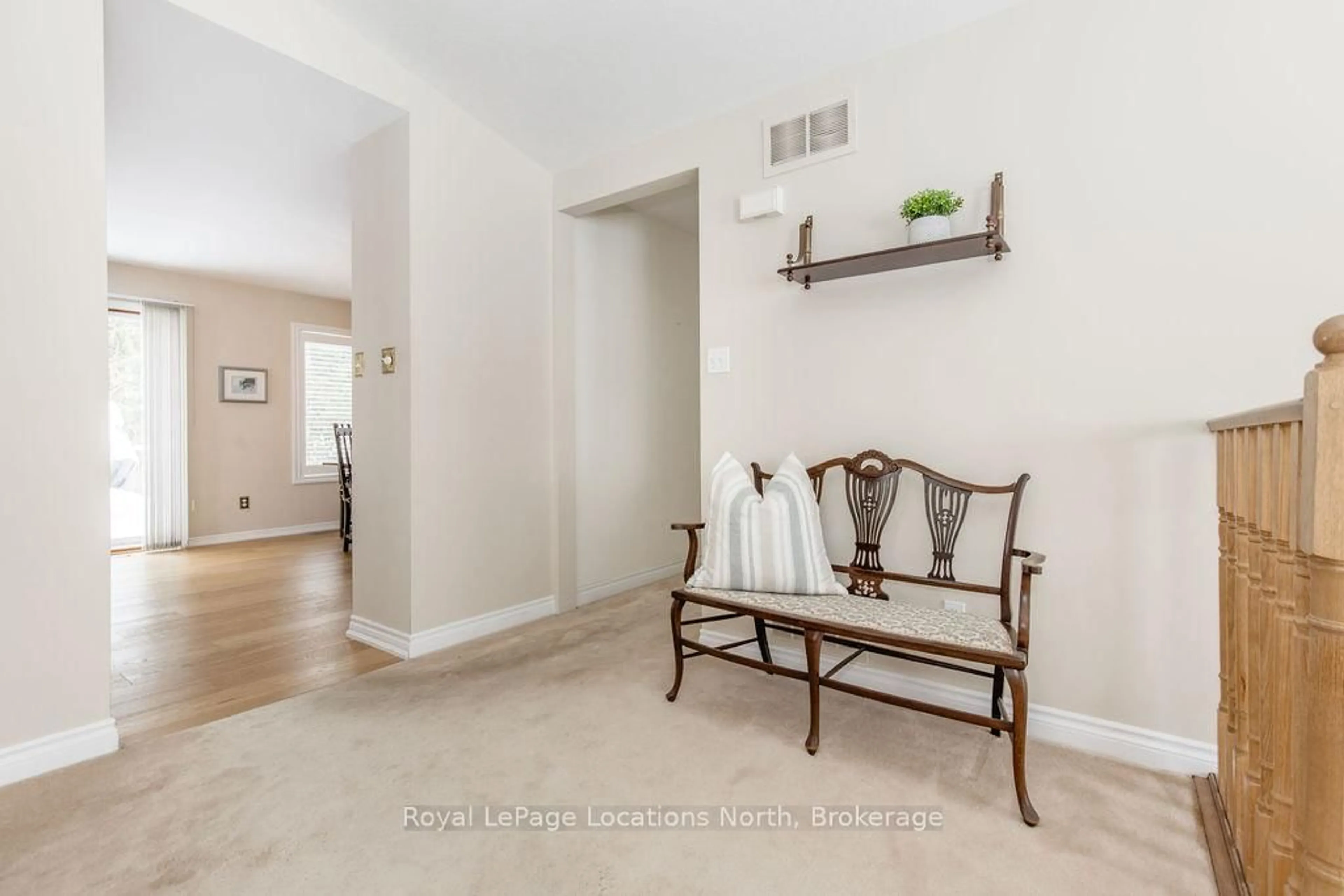 Indoor entryway for 40 Fairway Cres, Wasaga Beach Ontario L9Z 1B8