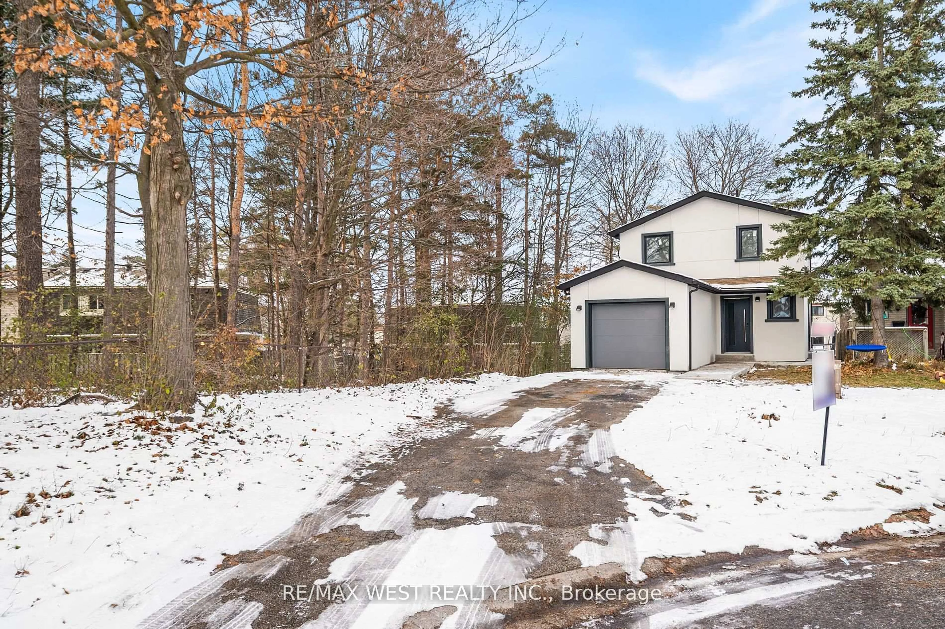 A pic from outside/outdoor area/front of a property/back of a property/a pic from drone, street for 36 Wilson Crt, Barrie Ontario L4N 5K8