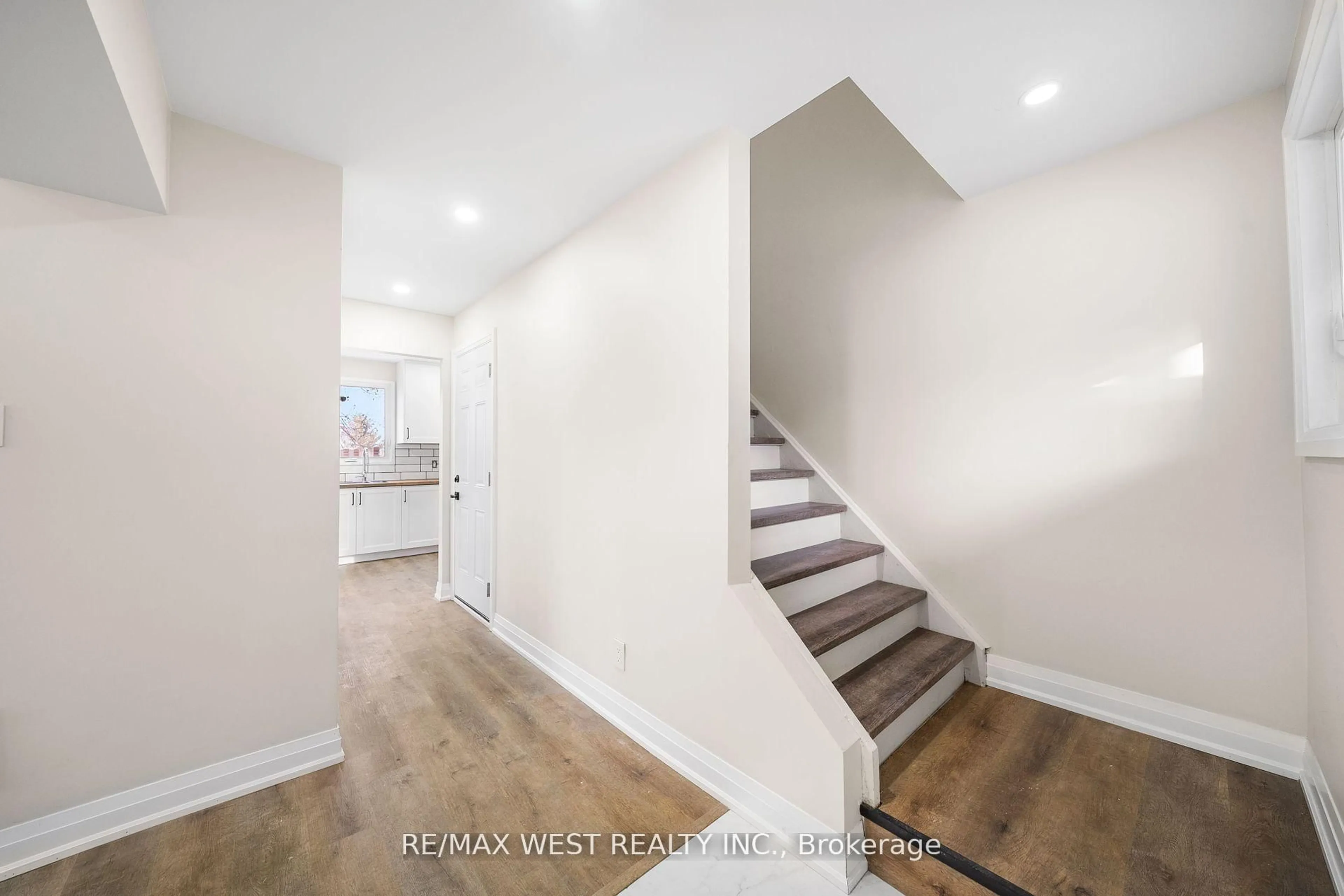 Unknown for 36 Wilson Crt, Barrie Ontario L4N 5K8