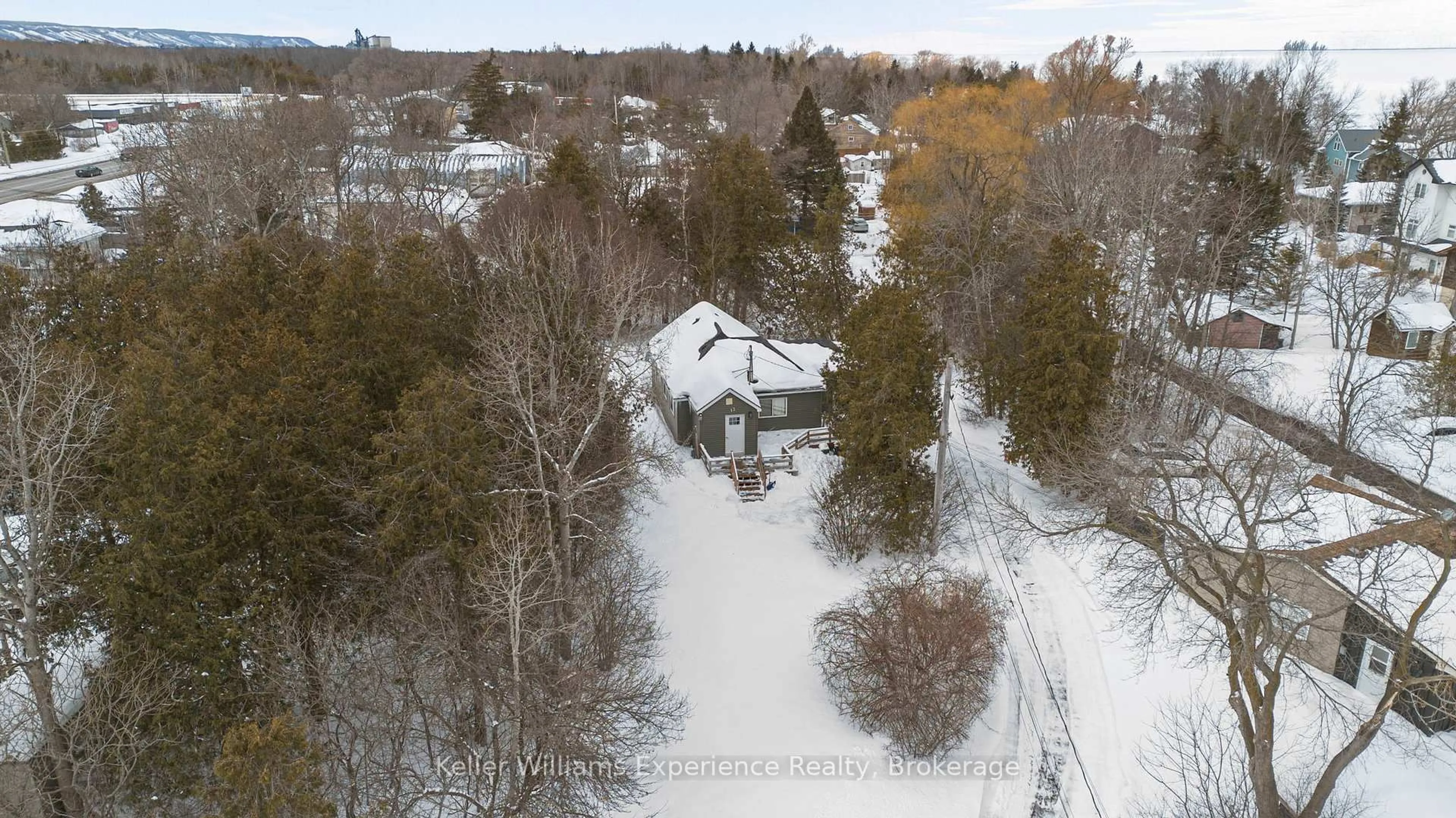 A pic from outside/outdoor area/front of a property/back of a property/a pic from drone, street for 13 Arthur St, Collingwood Ontario L9Y 3Z1