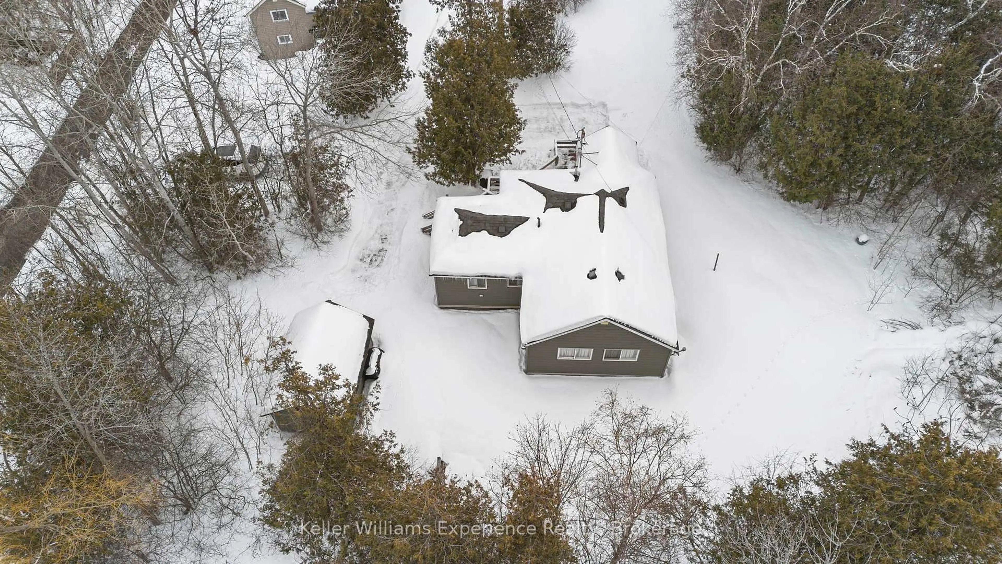 A pic from outside/outdoor area/front of a property/back of a property/a pic from drone, unknown for 13 Arthur St, Collingwood Ontario L9Y 3Z1