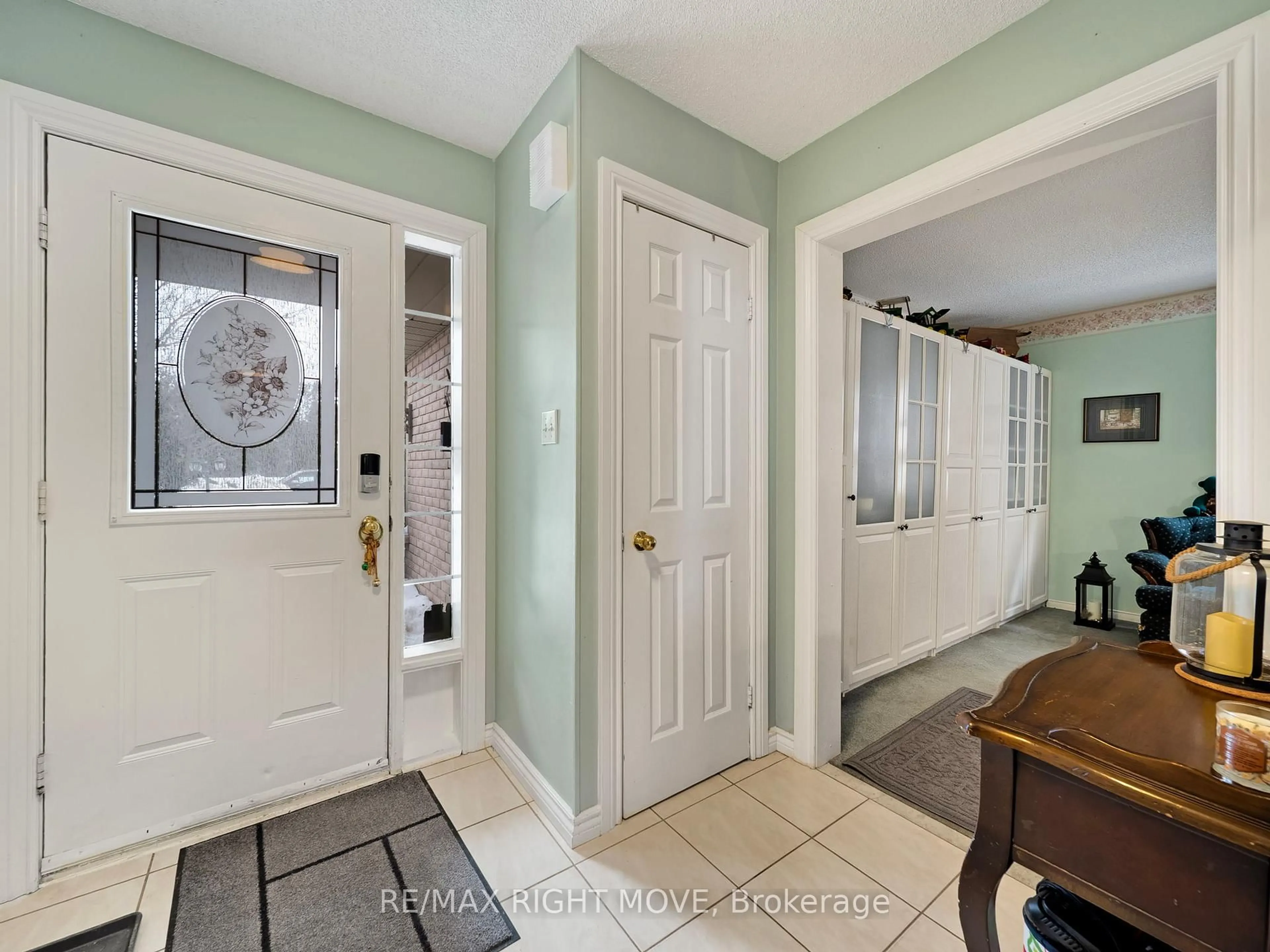 Indoor entryway for 42 Sundew Dr, Barrie Ontario L4N 9L8
