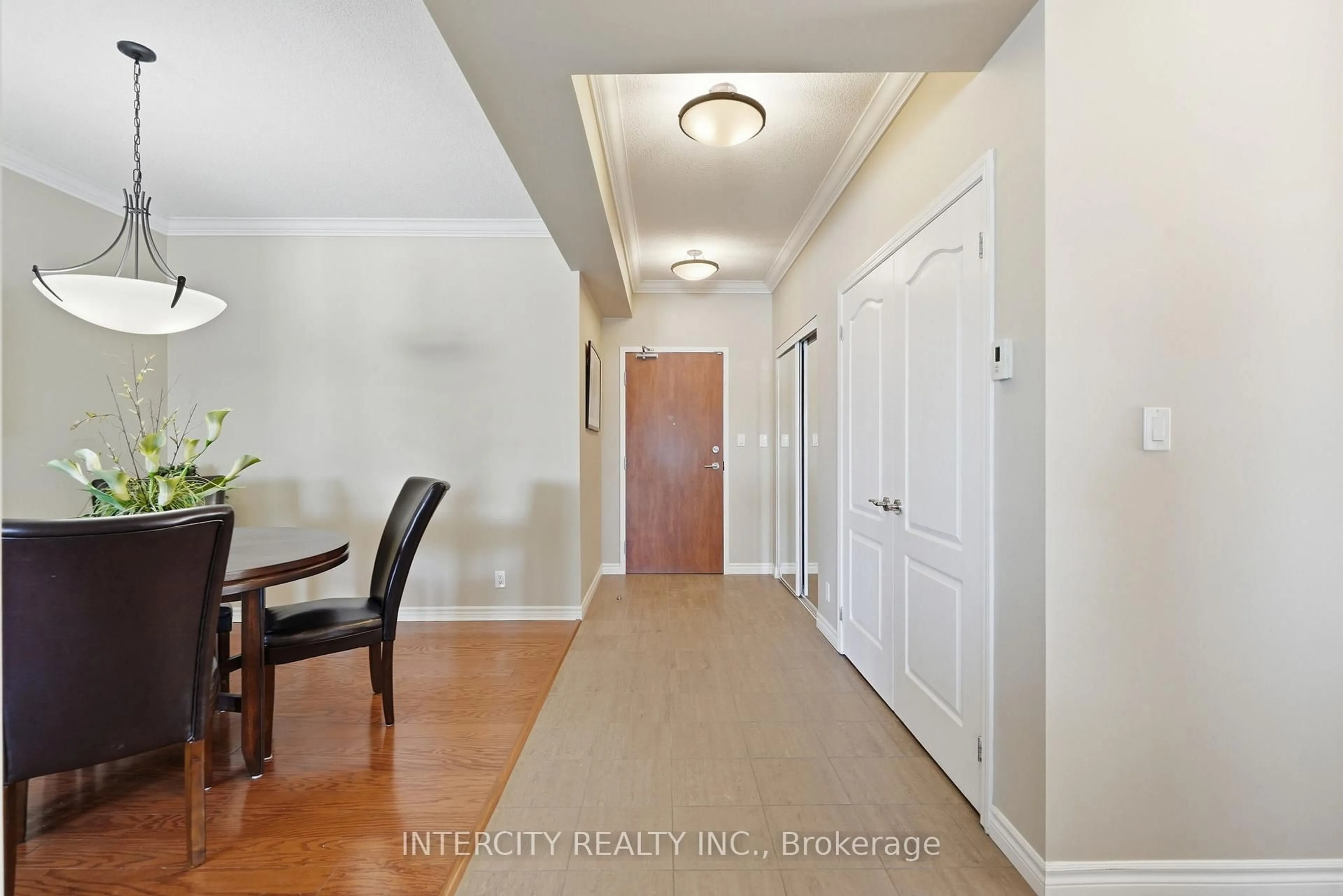 Indoor entryway for 699 Aberdeen Blvd #901, Midland Ontario L4R 5P2