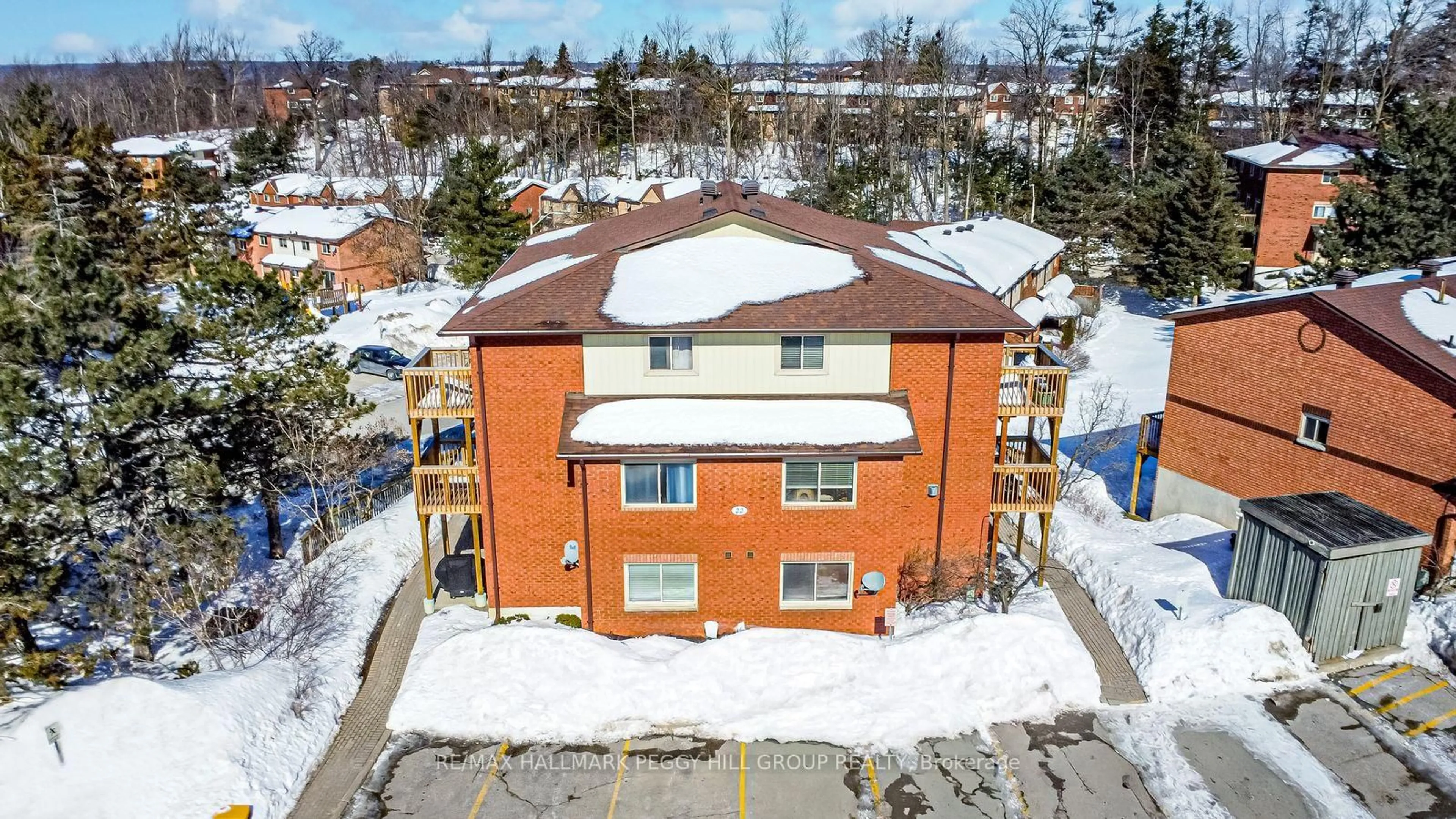 A pic from outside/outdoor area/front of a property/back of a property/a pic from drone, building for 22 Meadow Lane #8, Barrie Ontario L4N 7K2