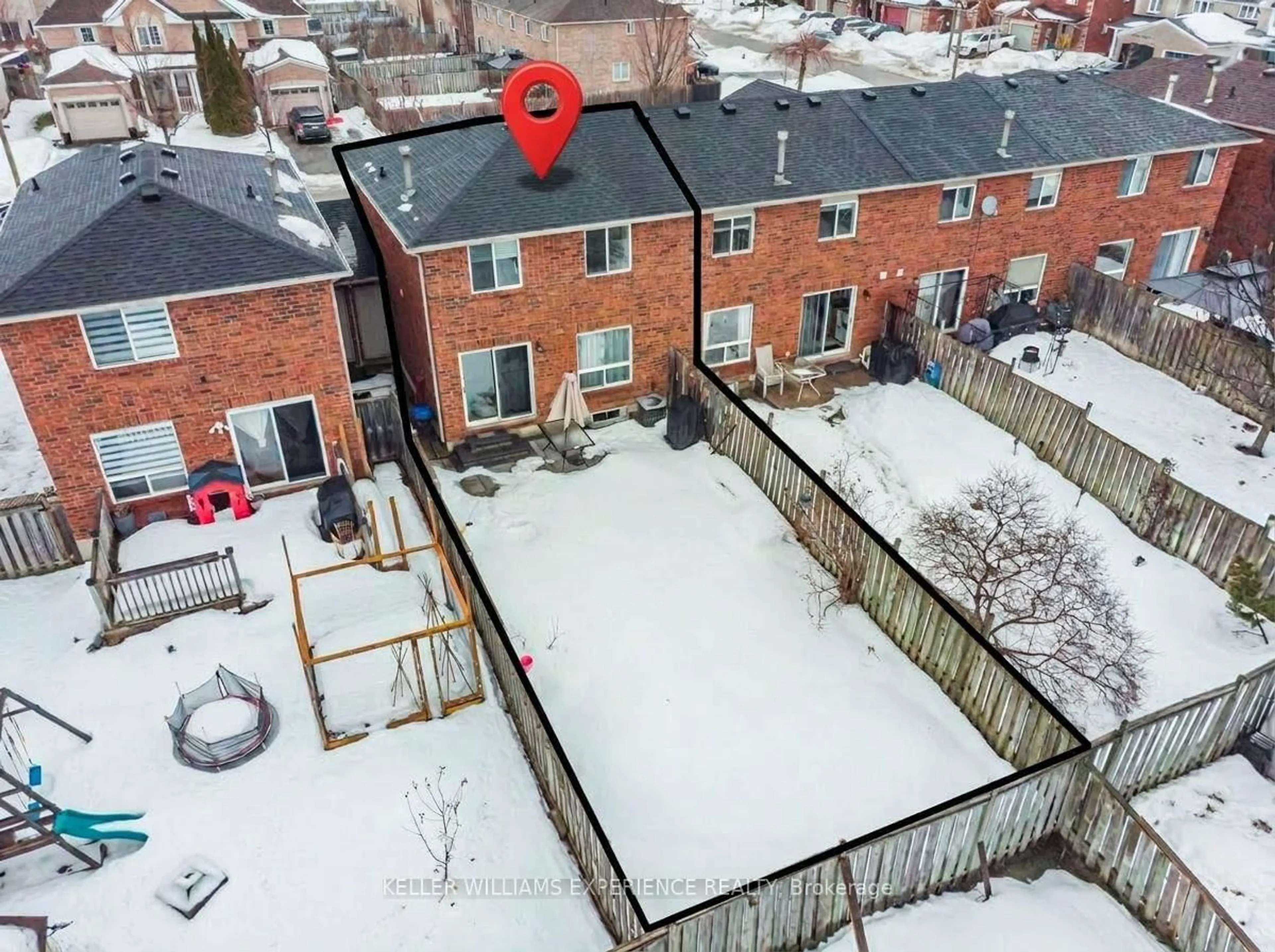 A pic from outside/outdoor area/front of a property/back of a property/a pic from drone, street for 70 Weymouth Rd, Barrie Ontario L4M 6R7