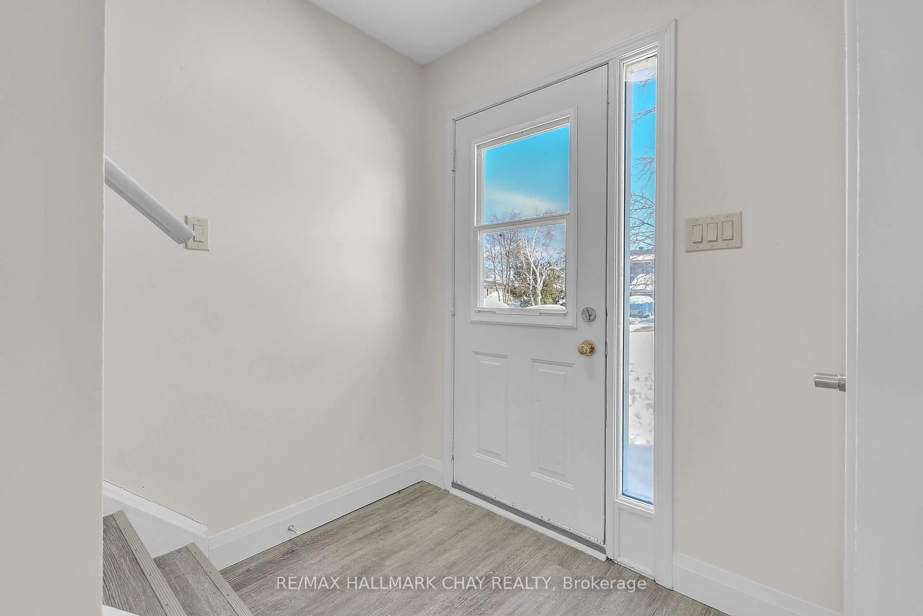 Indoor entryway for 79 Christie Cres, Barrie Ontario L4N 4V2