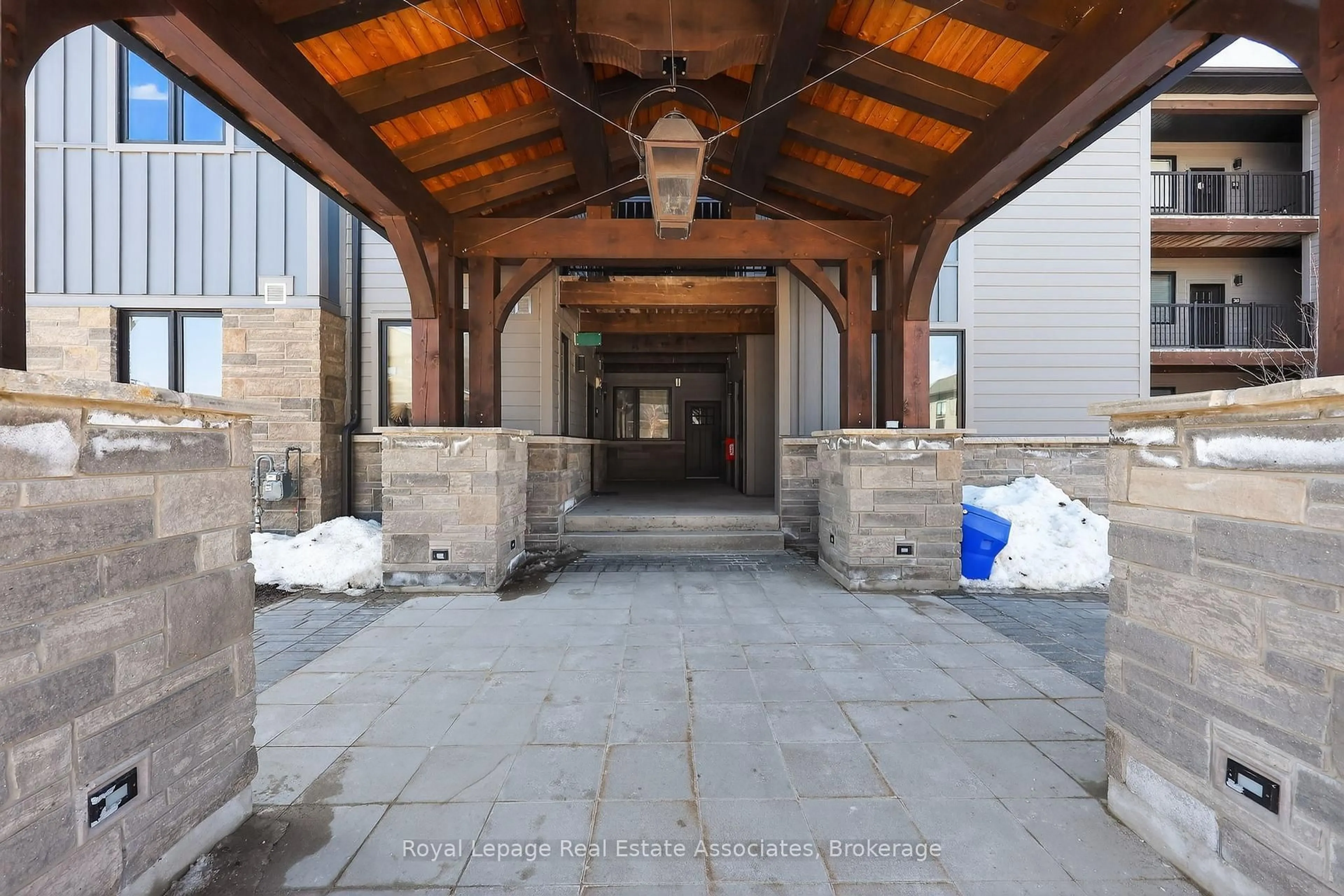 Indoor foyer for 10 Beausoleil Lane #306, Collingwood Ontario L9Y 2X5