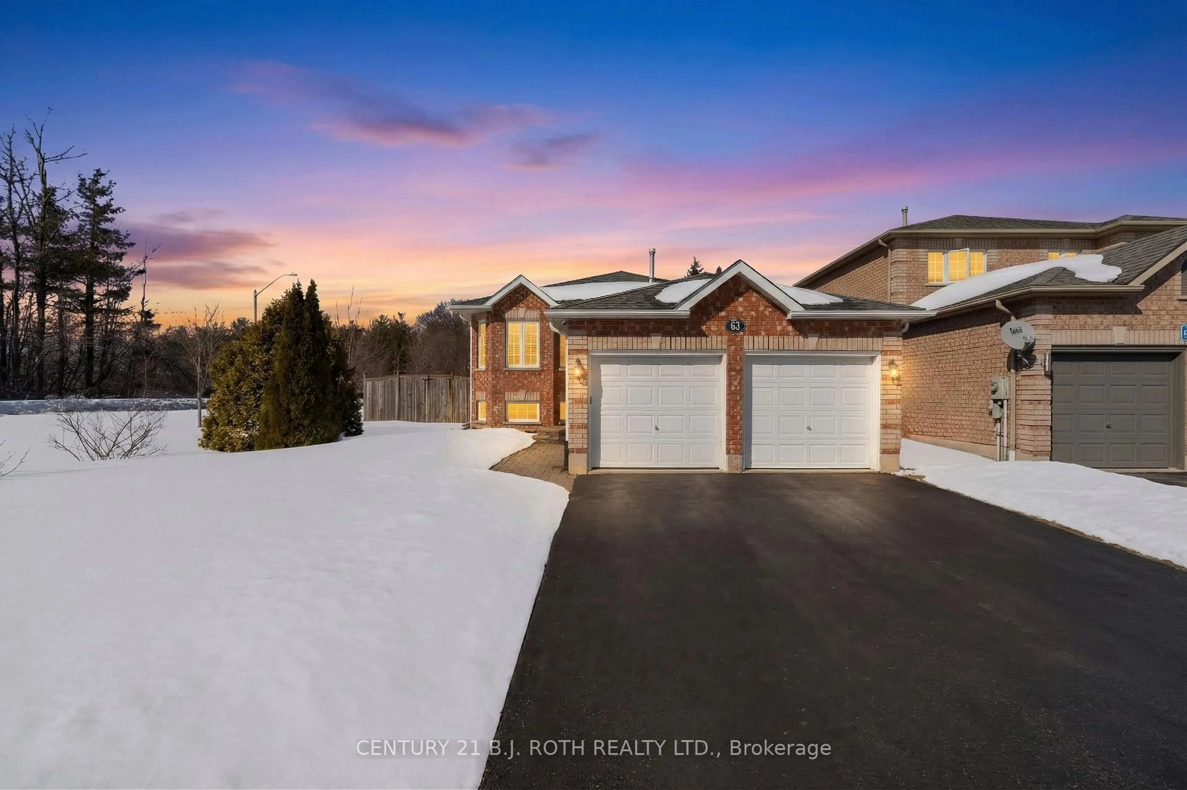 A pic from outside/outdoor area/front of a property/back of a property/a pic from drone, street for 63 Kenwell Cres, Barrie Ontario L4N 0A3