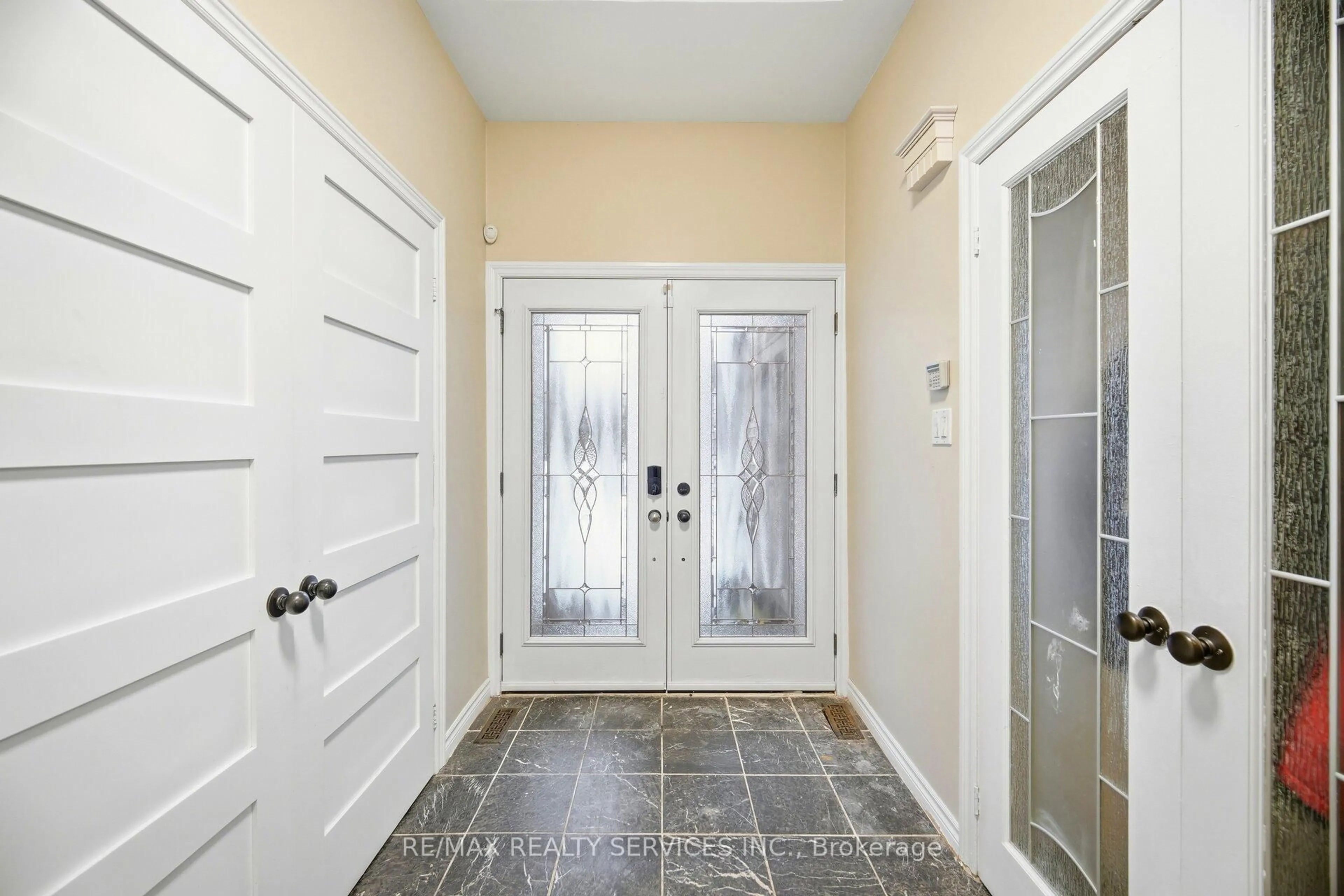 Indoor entryway for 514 Grove St, Barrie Ontario L4M 5Z2