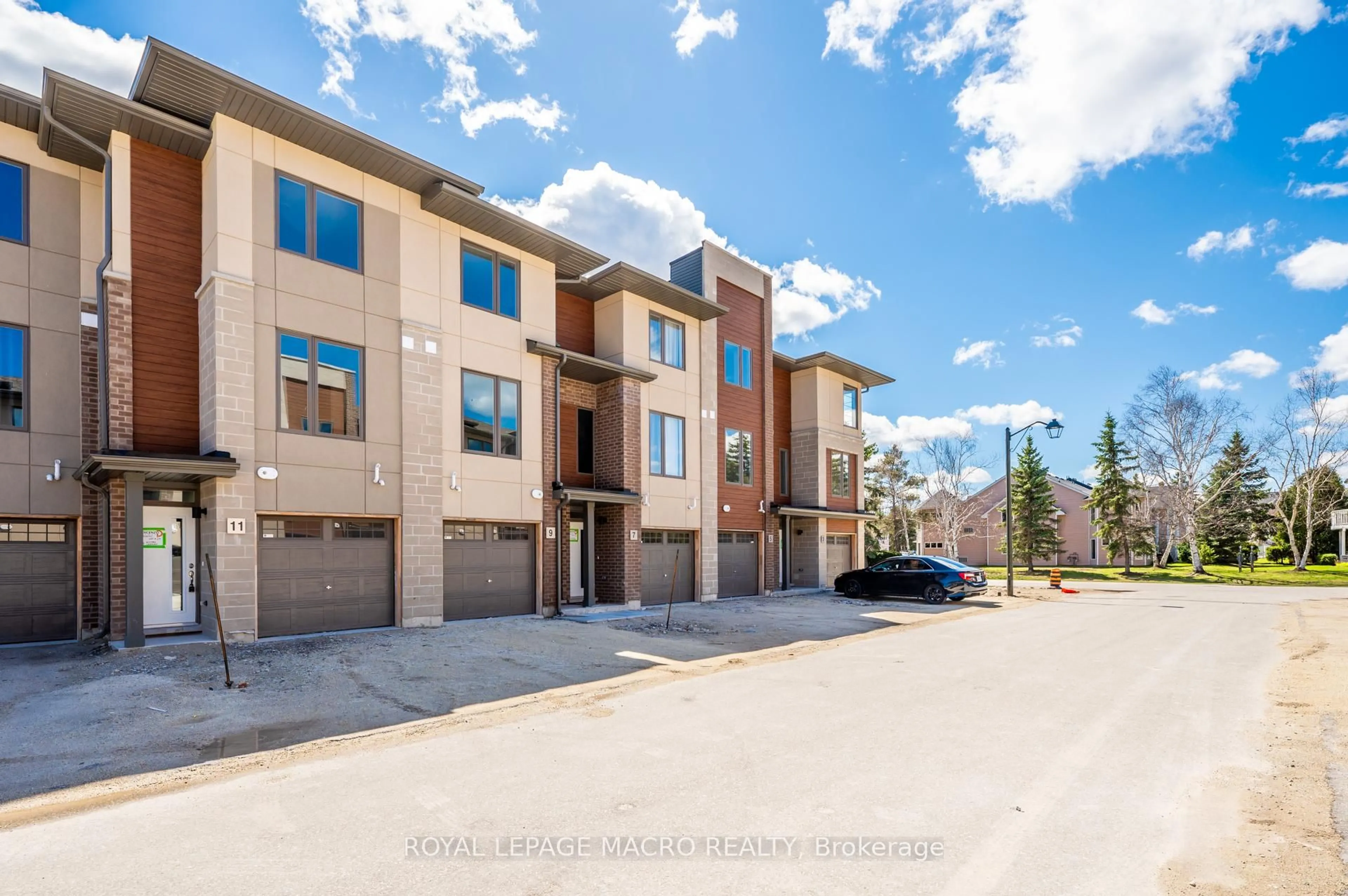 A pic from outside/outdoor area/front of a property/back of a property/a pic from drone, street for 11 Winters Cres, Collingwood Ontario L9Y 5T1