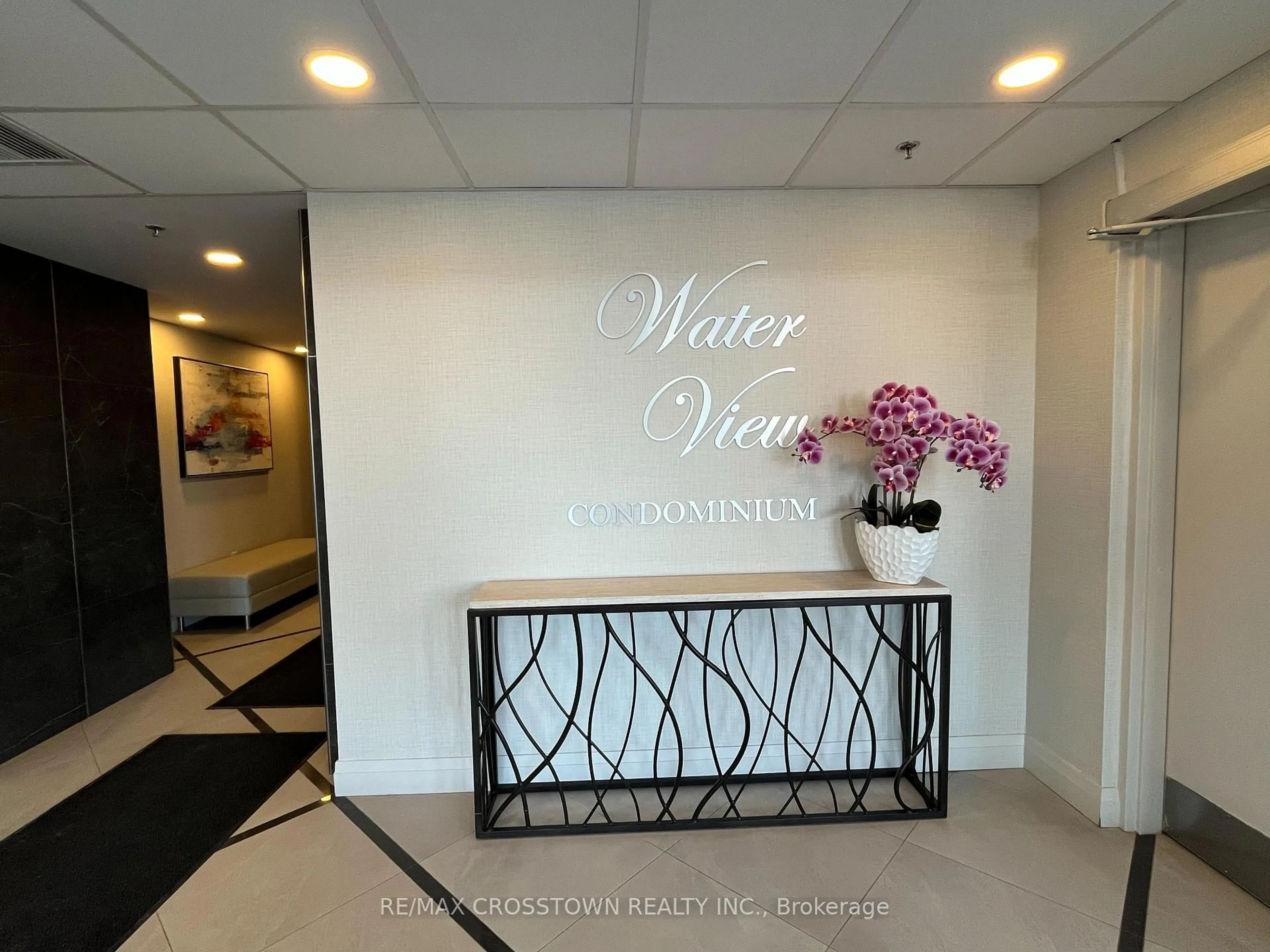 Indoor foyer for 6 Toronto St #406, Barrie Ontario L4N 9R2