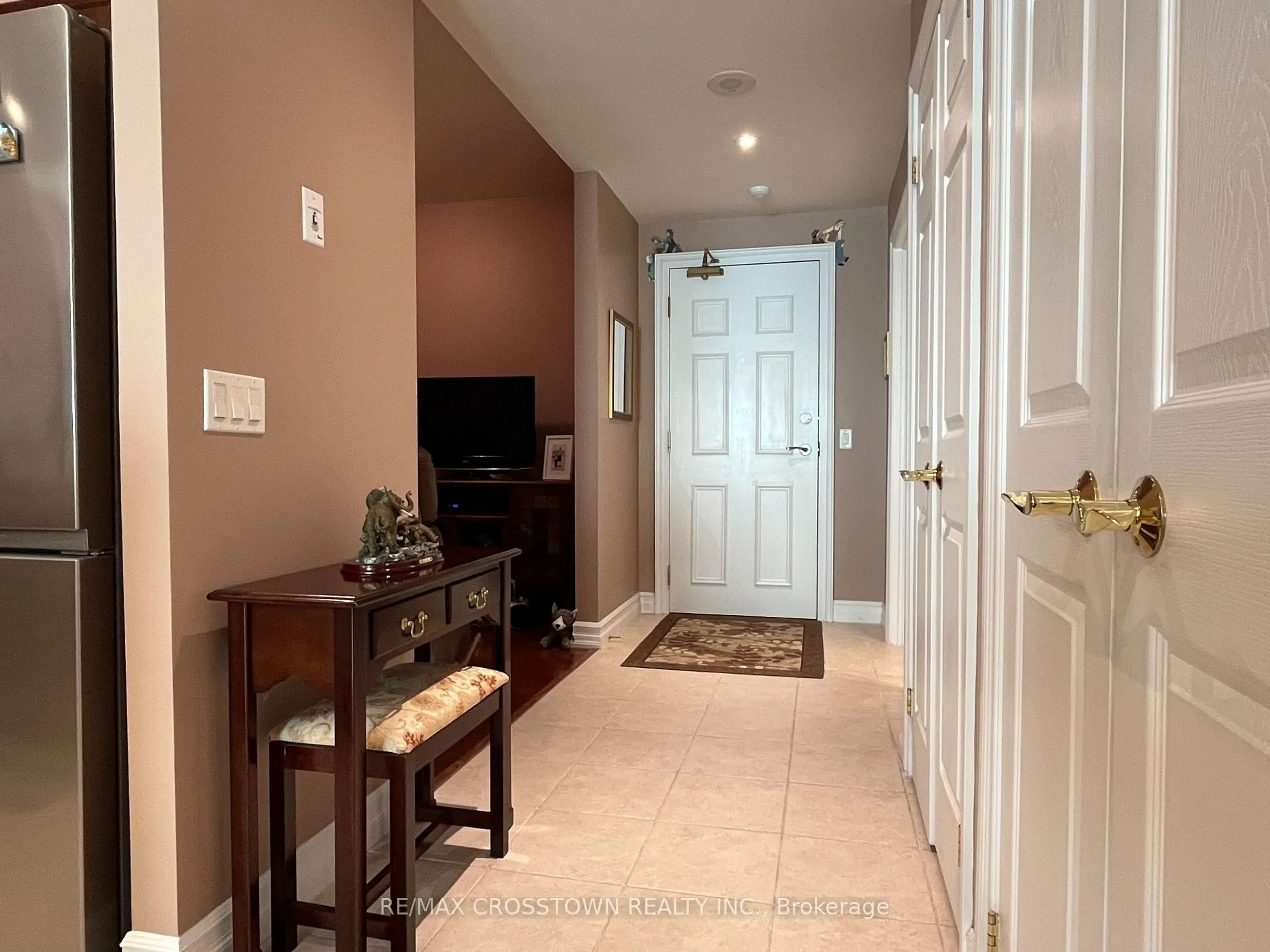Indoor entryway for 6 Toronto St #406, Barrie Ontario L4N 9R2