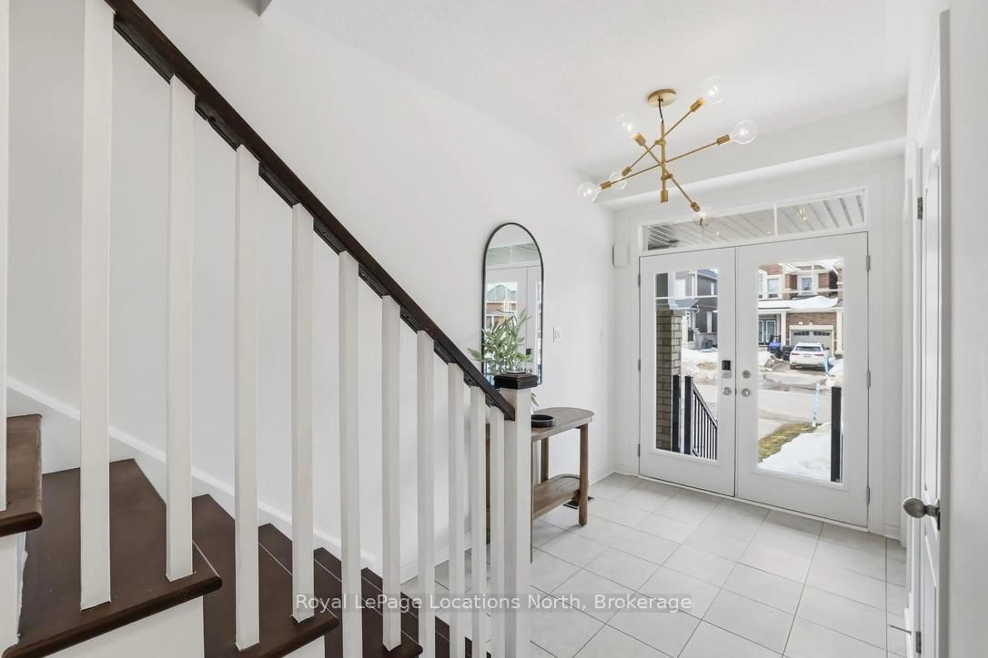 Indoor foyer for 7 Albany St, Collingwood Ontario L9Y 3V3