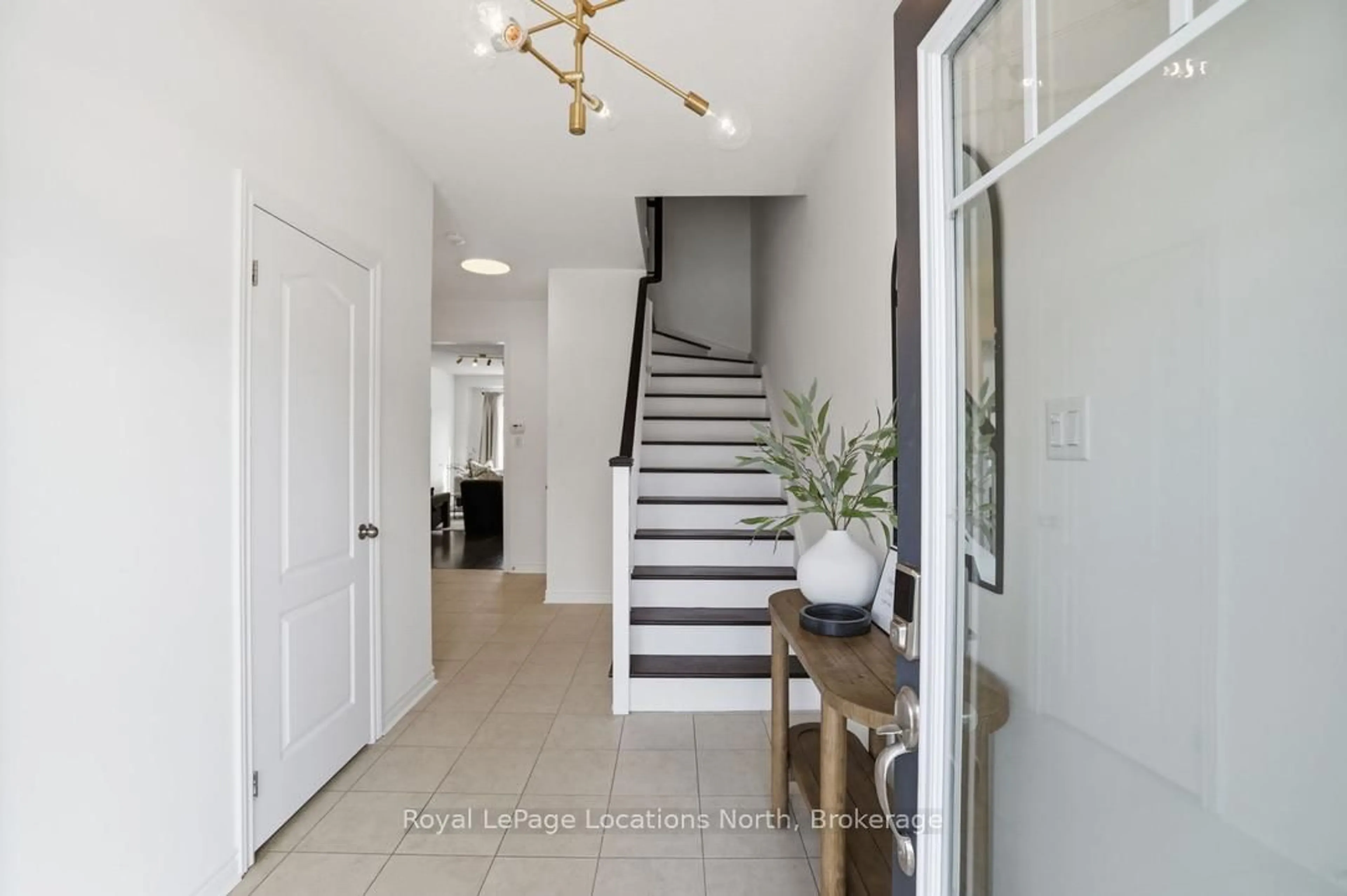 Indoor entryway for 7 Albany St, Collingwood Ontario L9Y 3V3