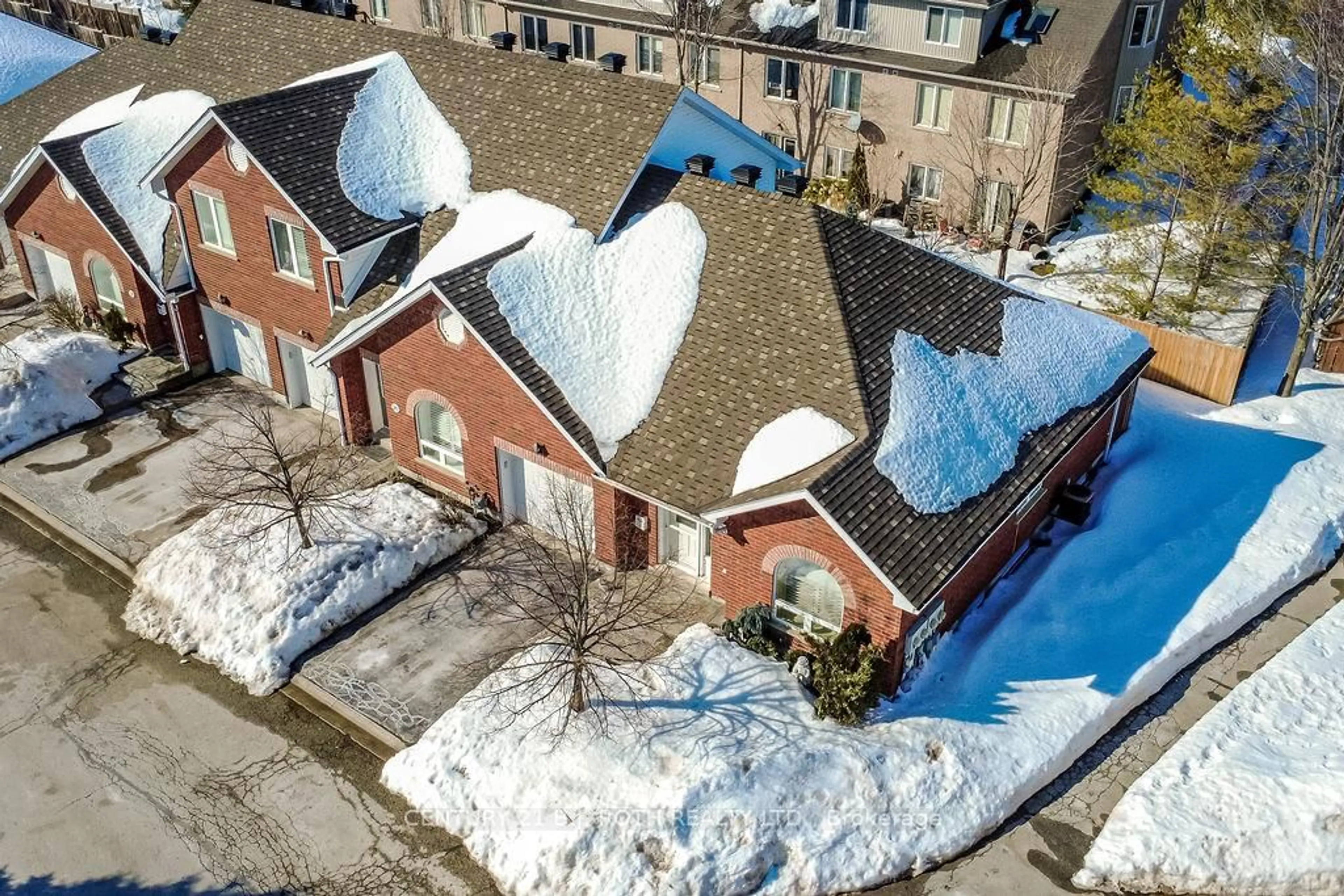 A pic from outside/outdoor area/front of a property/back of a property/a pic from drone, street for 318 LITTLE Ave #21, Barrie Ontario L4N 2Z6