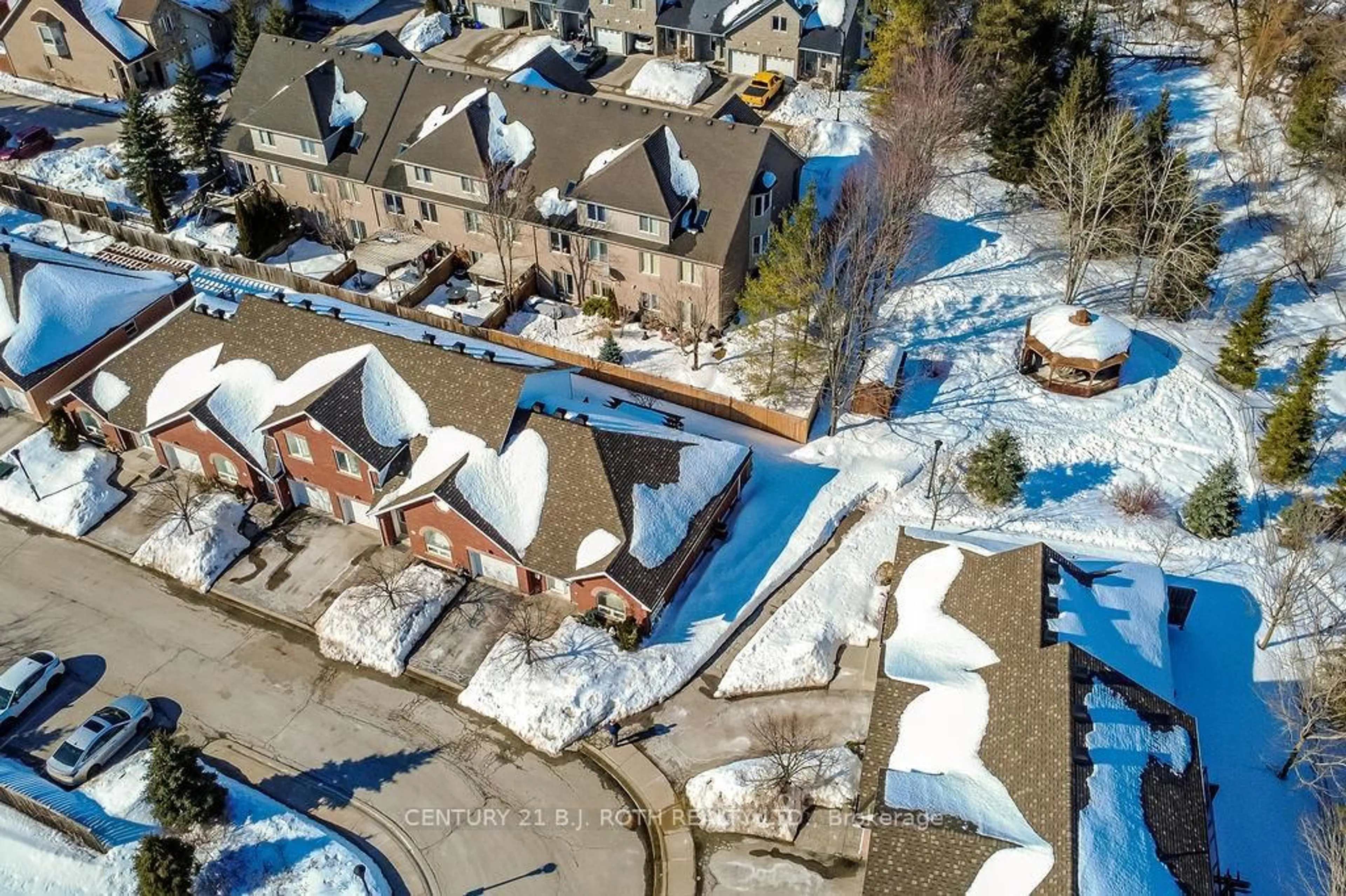 A pic from outside/outdoor area/front of a property/back of a property/a pic from drone, street for 318 LITTLE Ave #21, Barrie Ontario L4N 2Z6