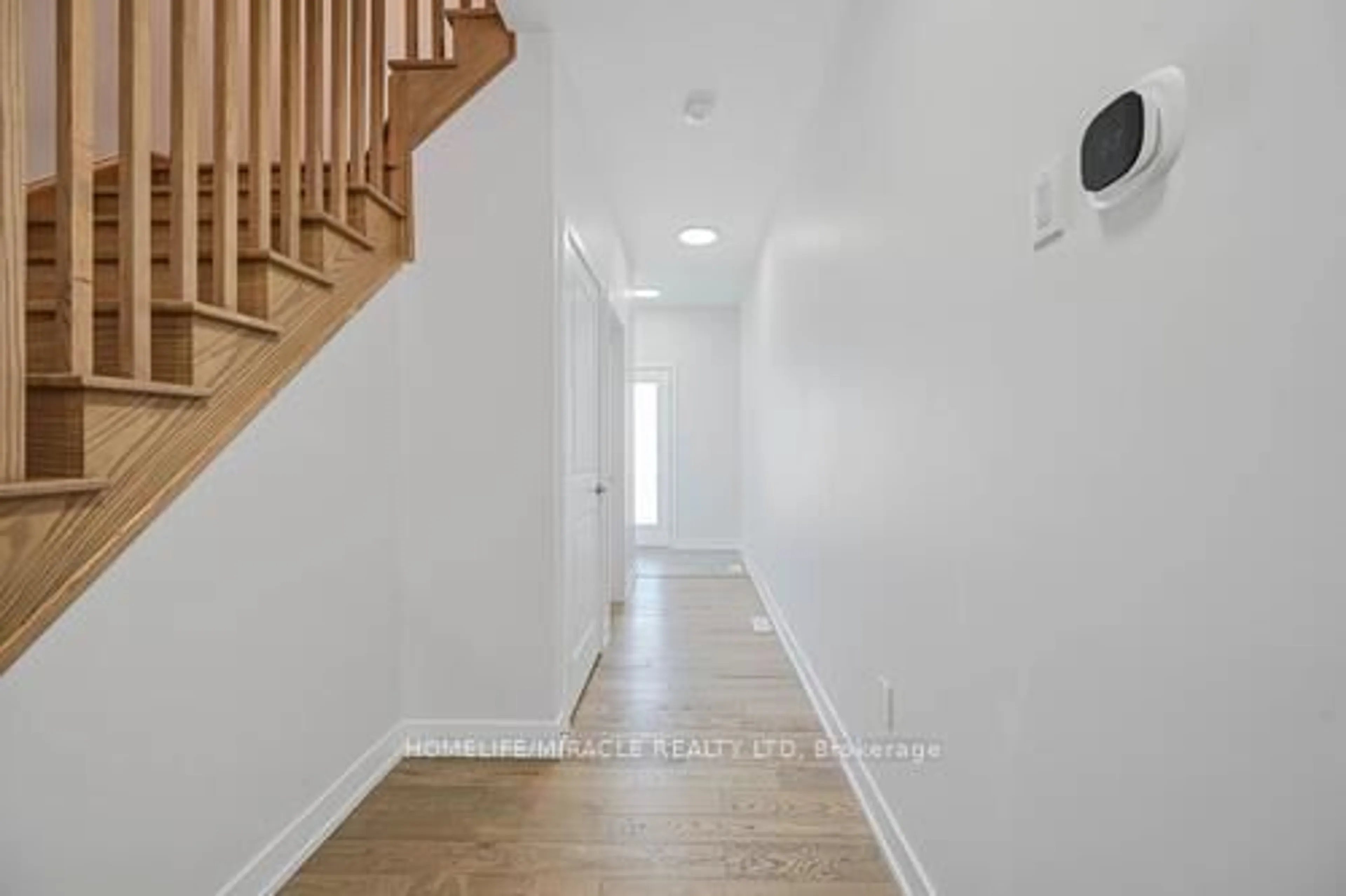 Indoor entryway for 29 Turnberry Lane, Barrie Ontario L9J 0M8