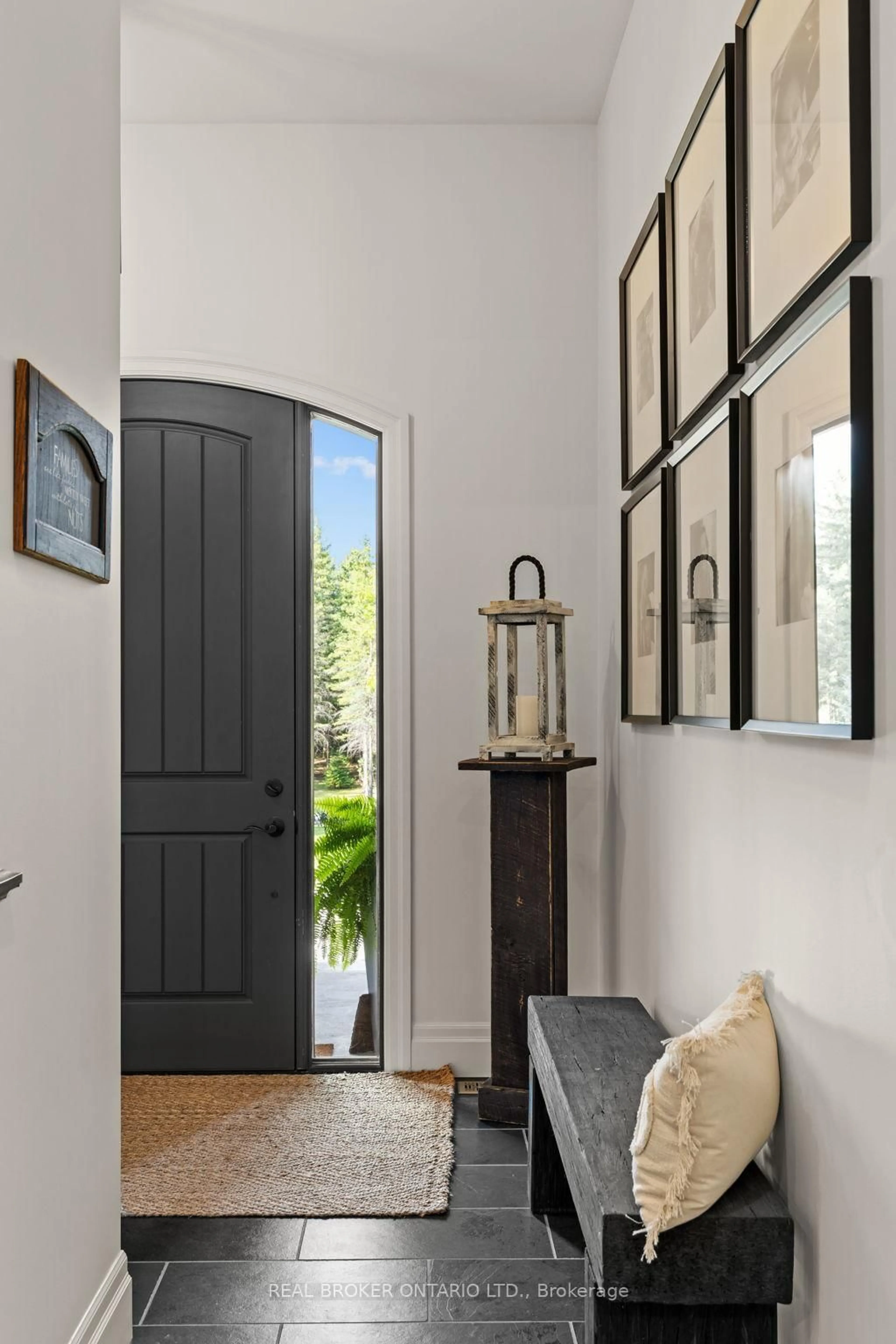 Indoor entryway for 49 Sydenham Tr, Clearview Ontario L0M 1H0