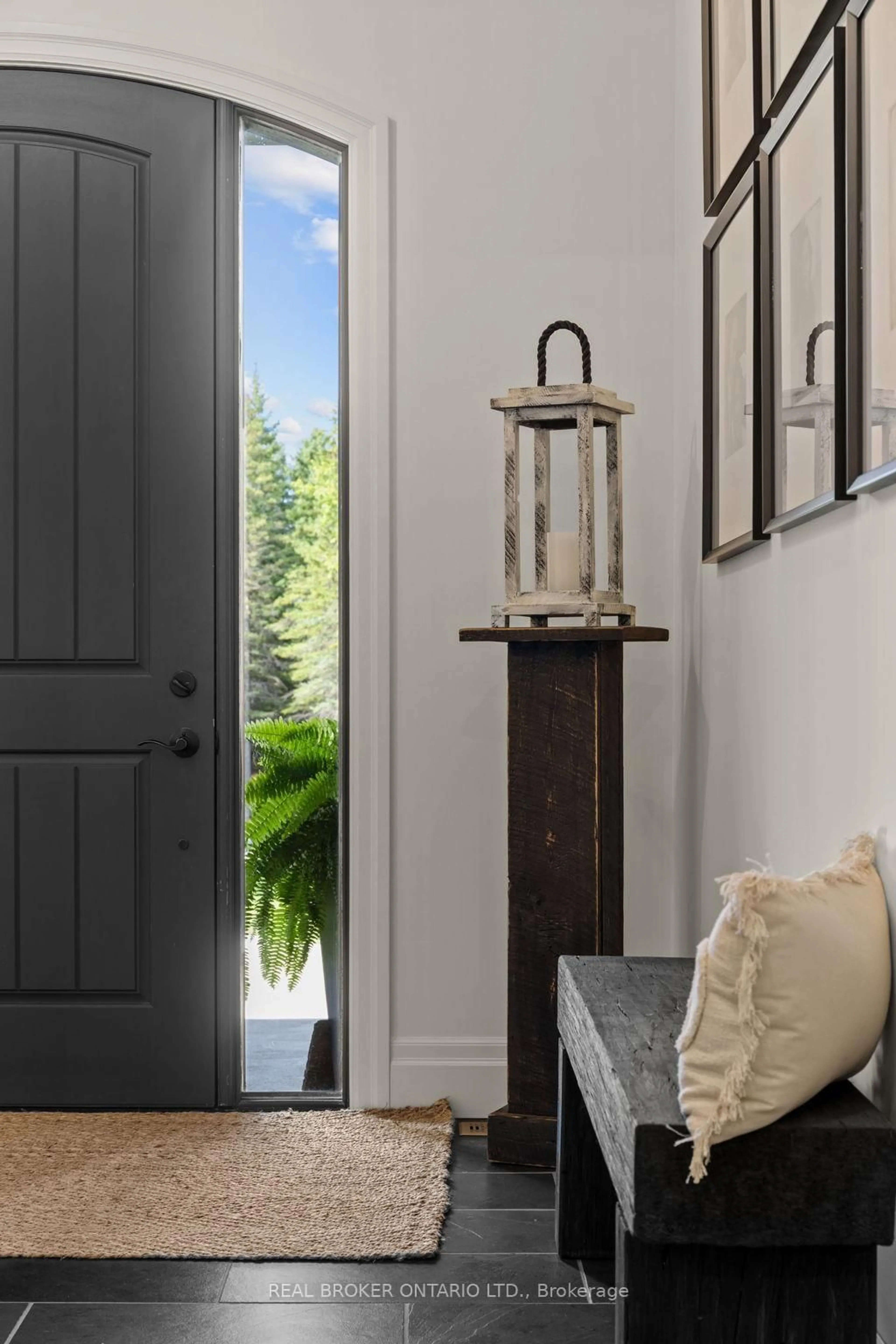 Indoor entryway for 49 Sydenham Tr, Clearview Ontario L0M 1H0