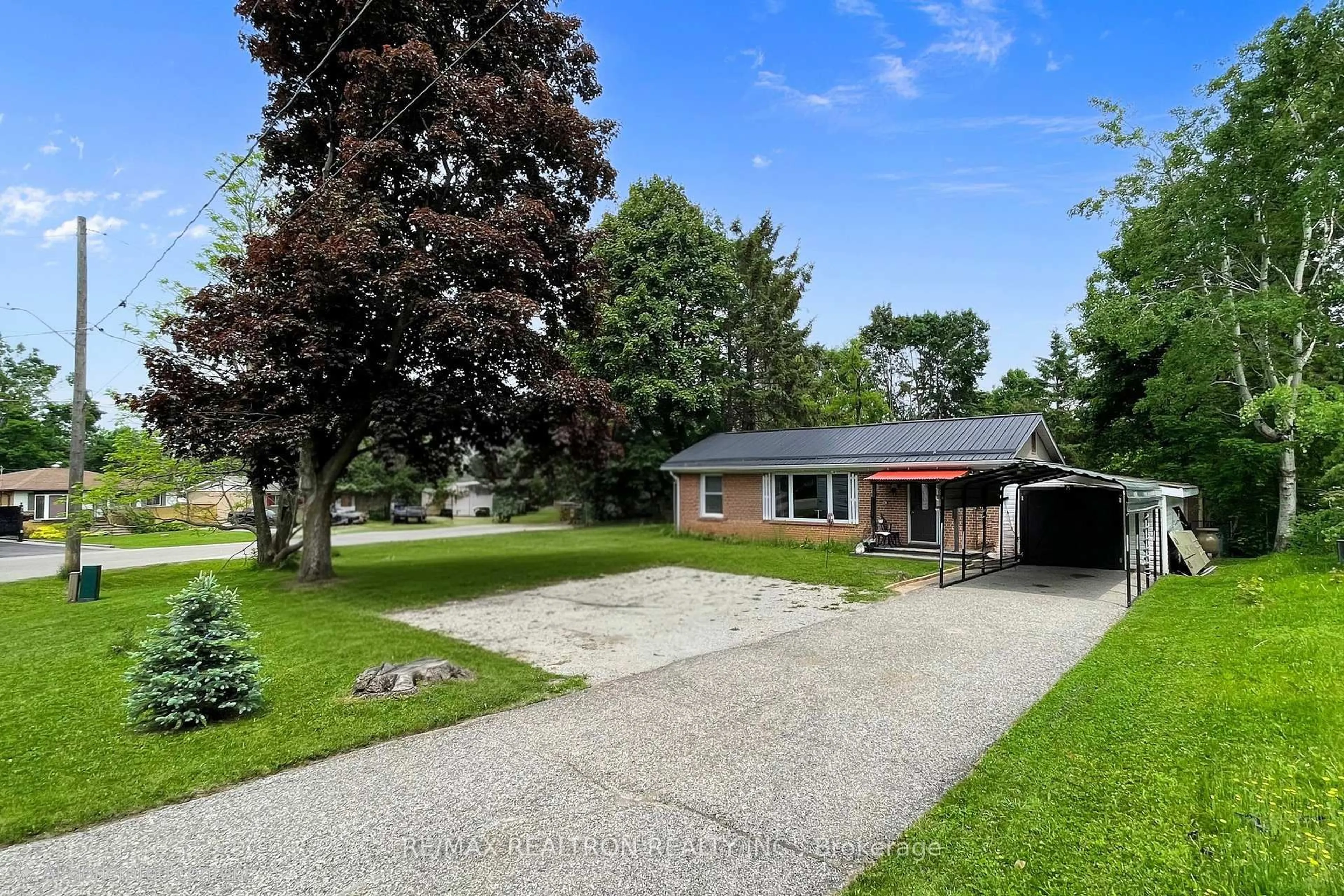 A pic from outside/outdoor area/front of a property/back of a property/a pic from drone, street for 29 QUINN Ave, Orillia Ontario L3V 3H6