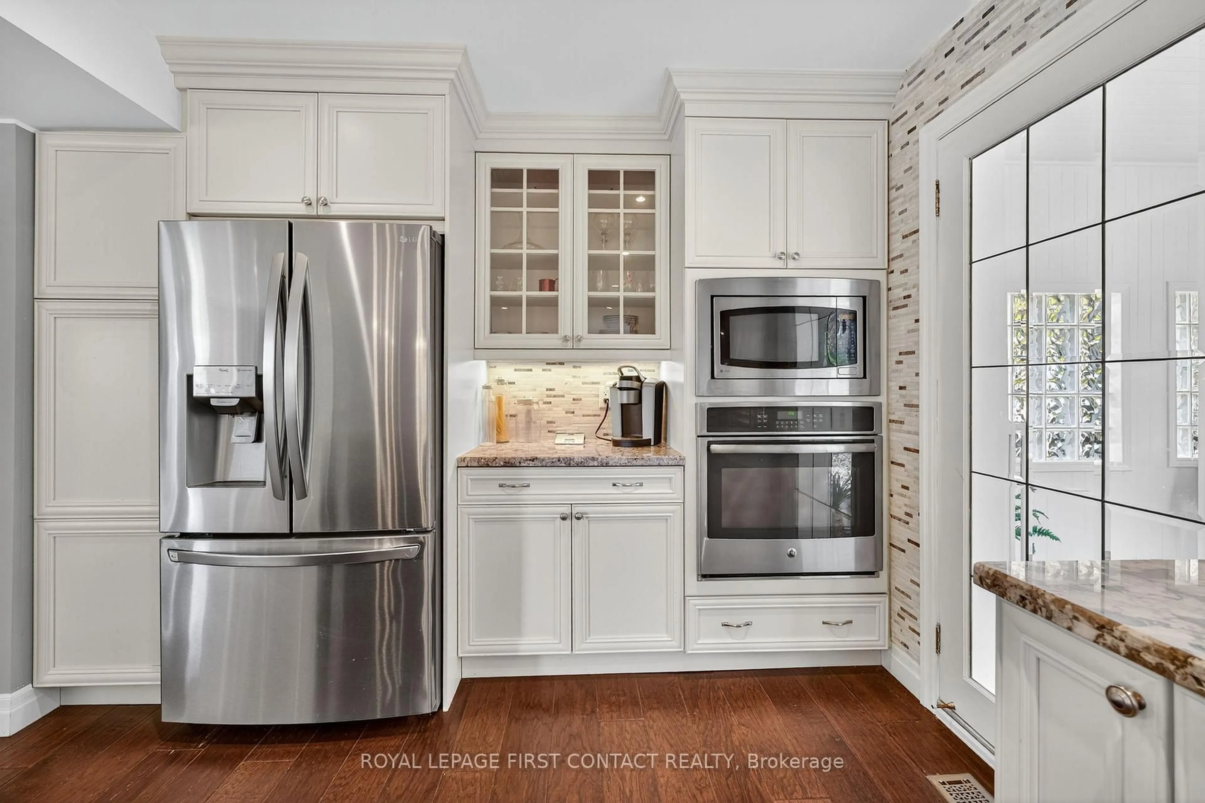 Open concept kitchen, ceramic/tile floor for 15 Rodney St, Barrie Ontario L4M 4B5