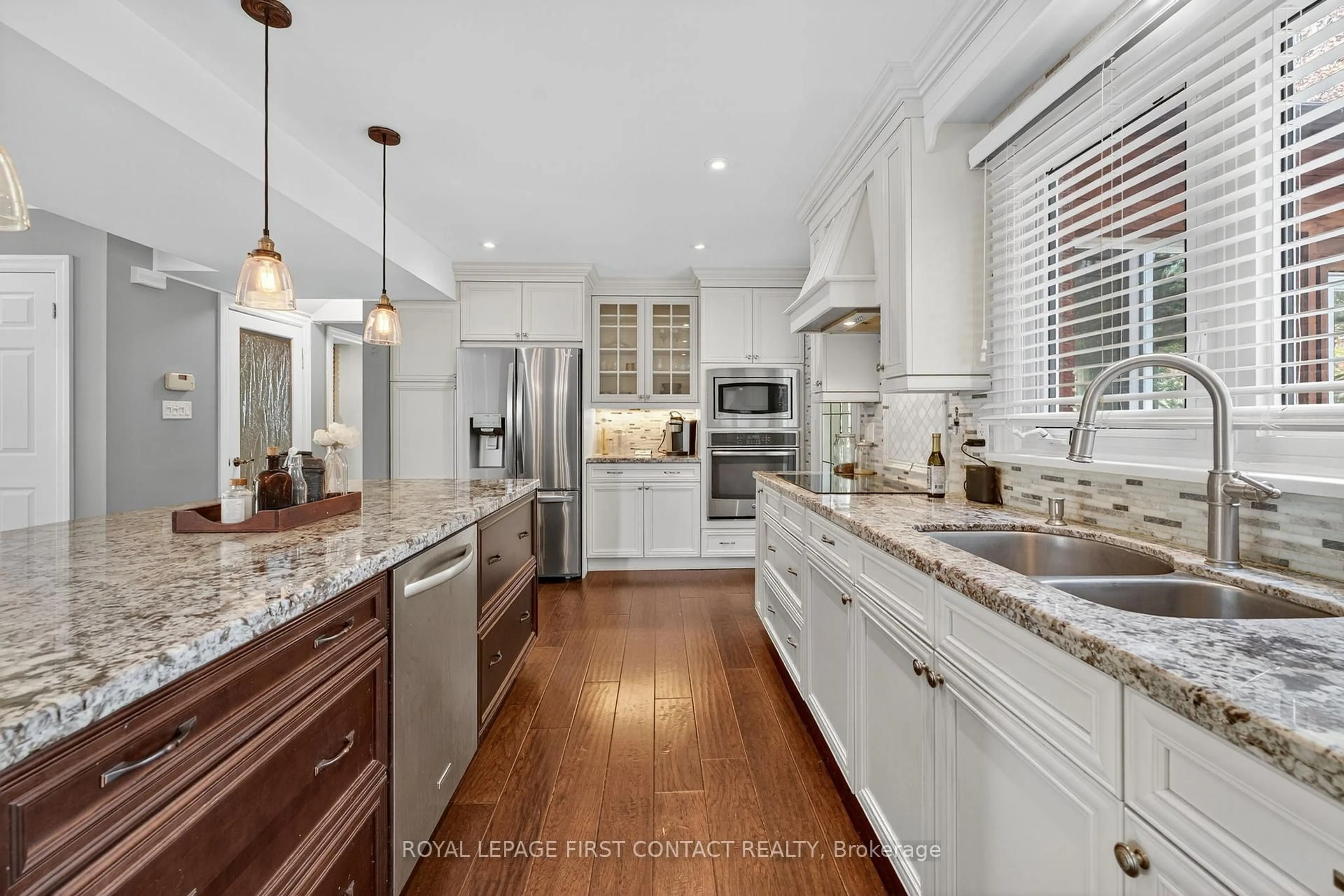 Open concept kitchen, ceramic/tile floor for 15 Rodney St, Barrie Ontario L4M 4B5