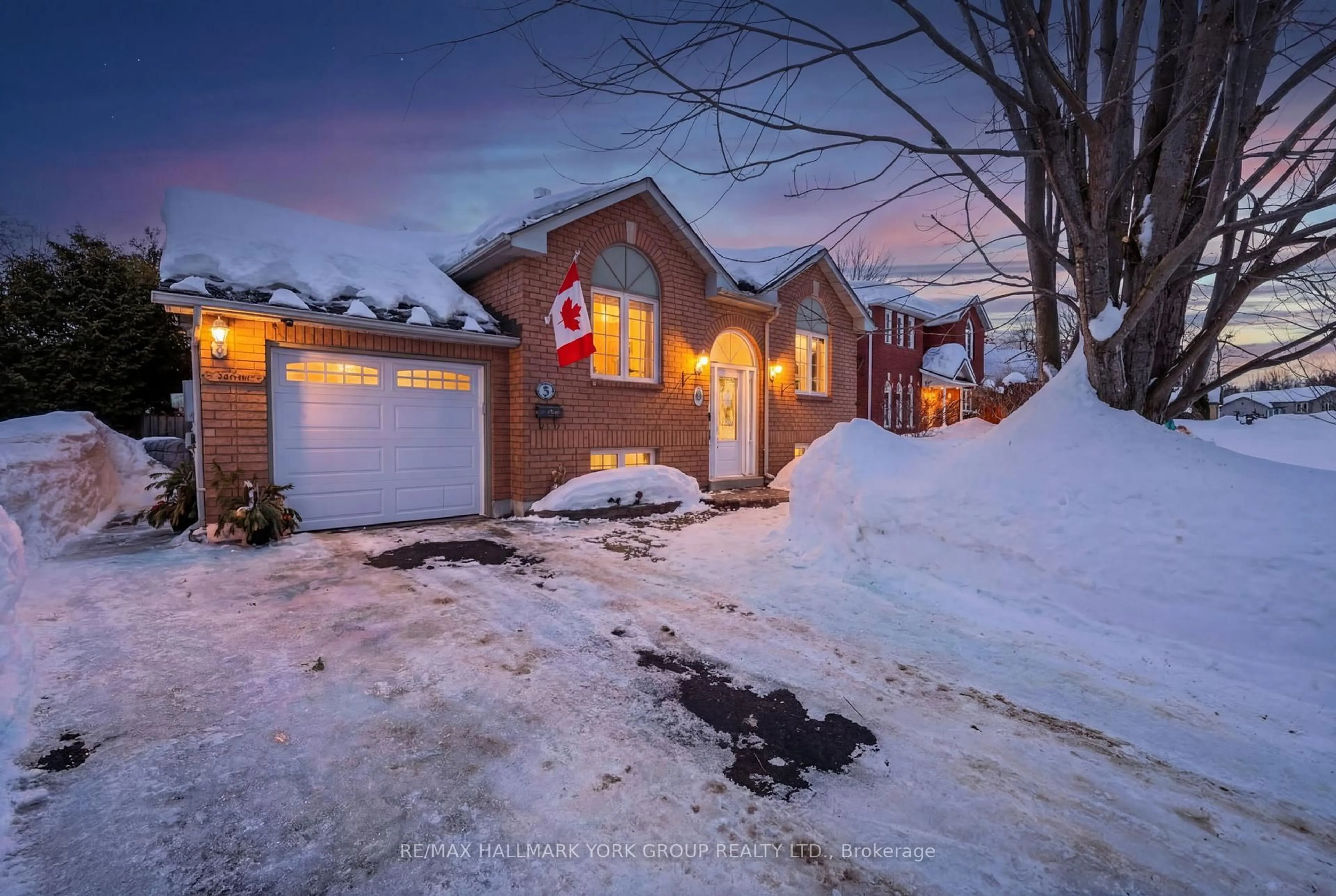 A pic from outside/outdoor area/front of a property/back of a property/a pic from drone, street for 29 Ashton St, Orillia Ontario L3V 7V5